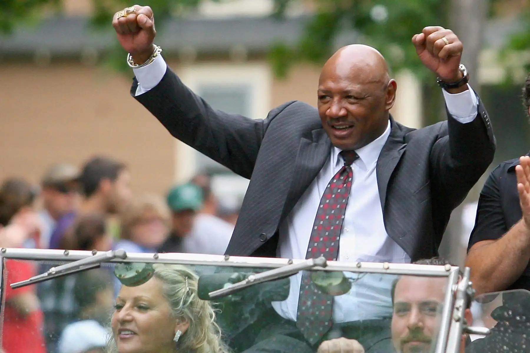 El maravilloso Marvin Hagler reconoce a la multitud durante el Desfile de Campeones antes de las Inducciones al Salón de la Fama del Boxeo Internacional, en Canastota, Nueva York.
Foto: AFP