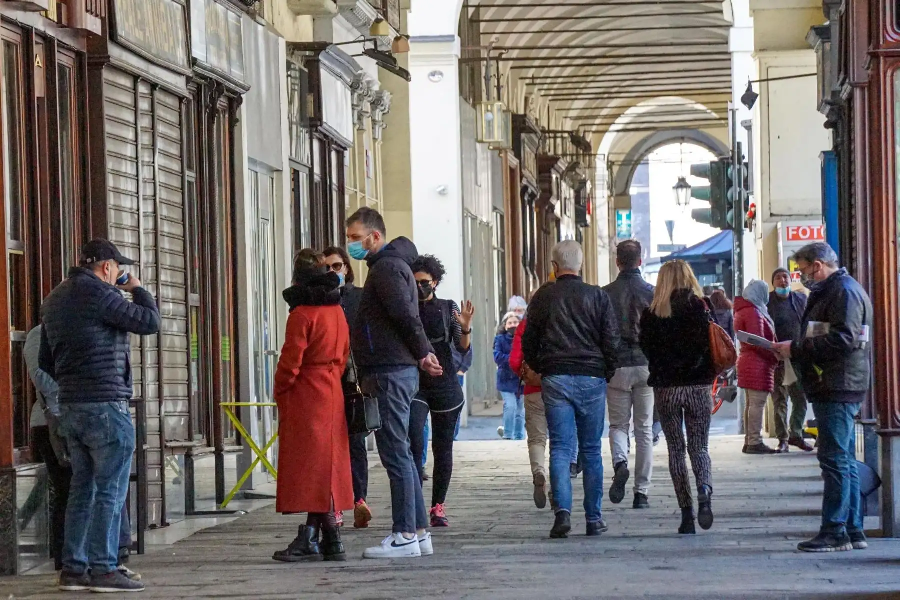 La mayor parte de Italia deberá permanecer confinada a partir del lunes en el marco de las nuevas restricciones por el aumento de los contagios de coronavirus.
Foto: EFE