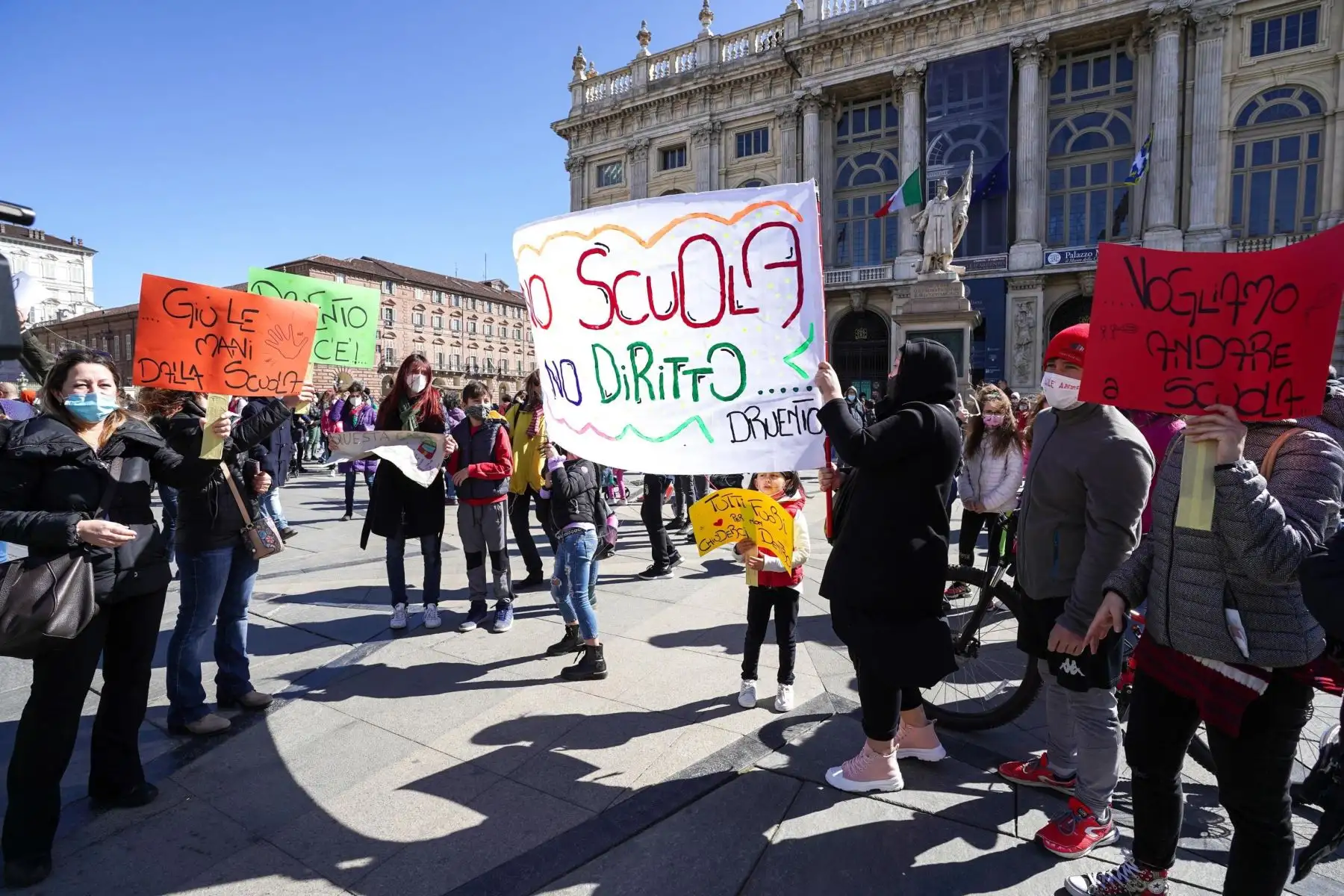 Estudiantes y padres protestan por el cierre de las escuelas en Italia.
Foto: EFE