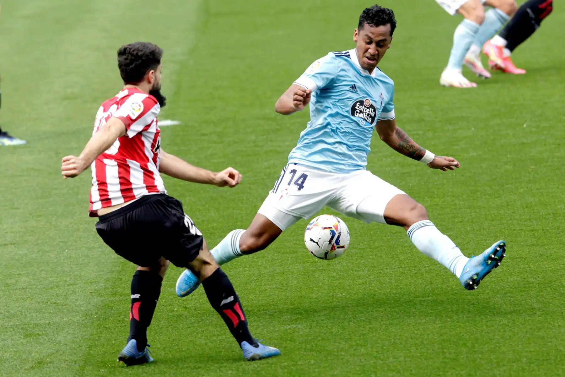 El centrocampista del Celta de Vigo Renato Tapia  pugna por un balón con el mediapunta del Atletic de Bilbao Raúl García durante el partido que enfrentó al Celta de Vigo y al Athletic de Bilbao en el estadio Balaidos de Vigo.
Foto: EFE