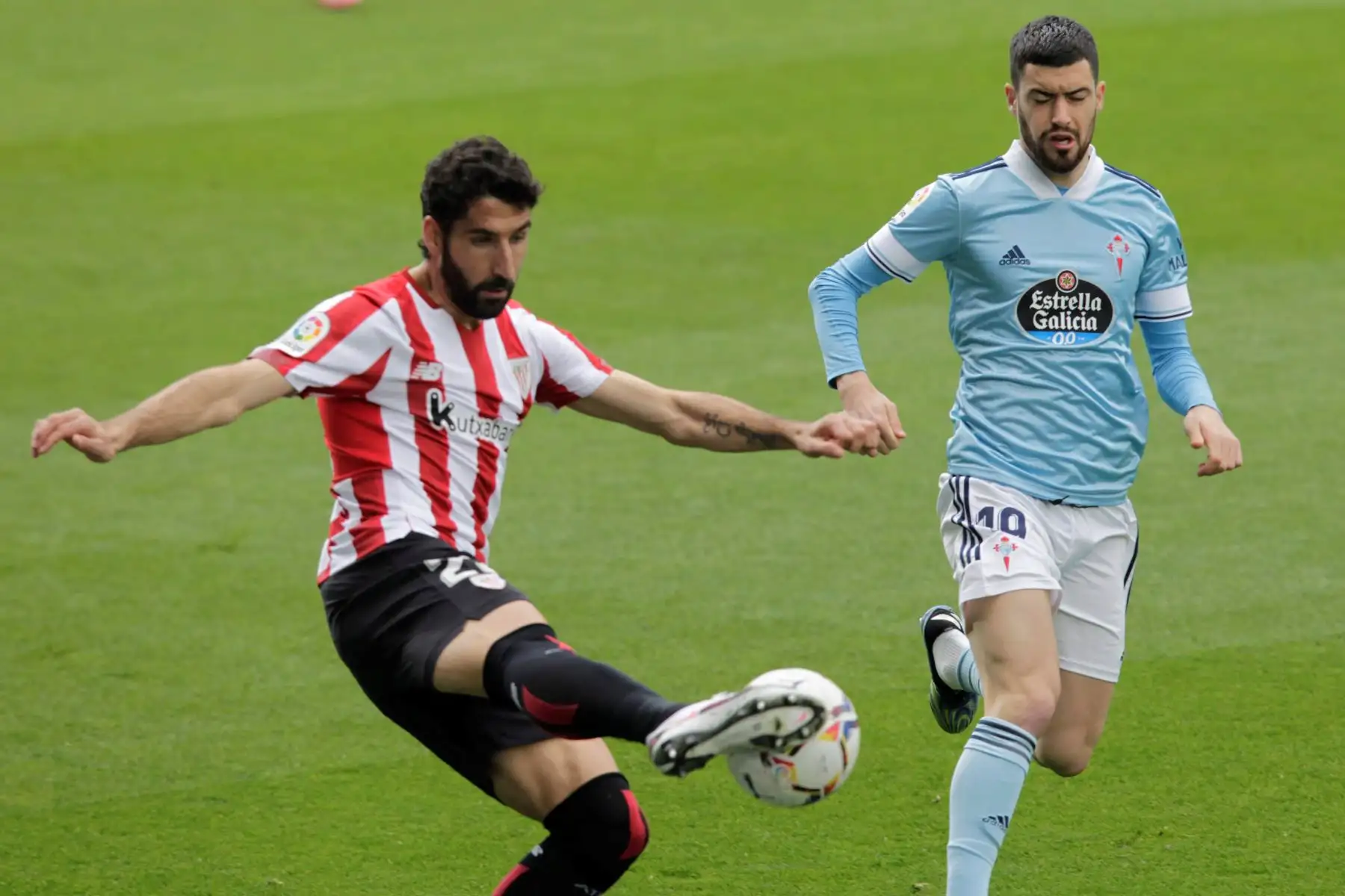 El delantero del Celta de Vigo Gabriel Fernández  pugna por un balón con el mediapunta del Atletic de Bilbao Raúl García durante el partido que enfrentó al Celta de Vigo y al Athletic de Bilbao en el estadio Balaidos de Vigo.
Foto: EFE