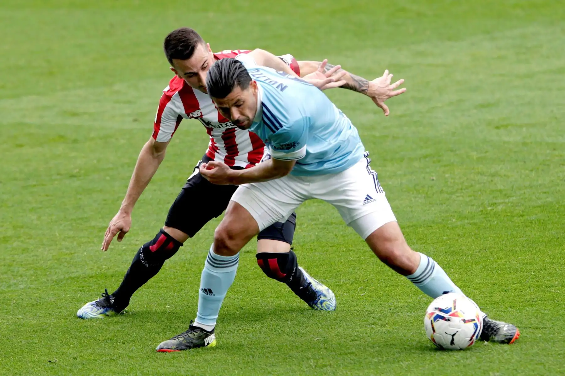 El delantero del Celta de Vigo Nolito pugna por un balón con el mediapunta del Atletic de Bilbao Álex Berenguer durante el partido que enfrentó al Celta de Vigo y al Athletic de Bilbao.
Foto: EFE