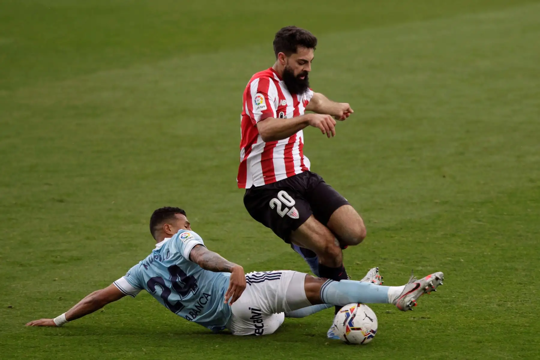 El defensa del Celta de Vigo Jeison Murillo  pugna por un balón con el delantero del Atletic de Bilbao Asier Villalibre  durante el partido que enfrentó al Celta de Vigo y al Athletic de Bilbao en el estadio Balaidos de Vigo.
Foto: EFE