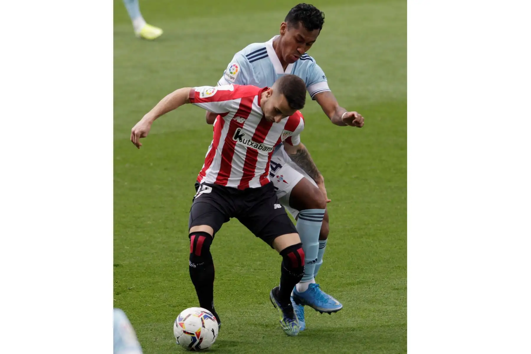 El defensa del Celta de Vigo Jeison Murillo pugna por un balón con el lateral izquierdo del Atletic de Bilbao Yuri Berchiche durante el partido que enfrentó al Celta de Vigo y al Athletic de Bilbao en el estadio Balaidos de Vigo.
Foto: EFE