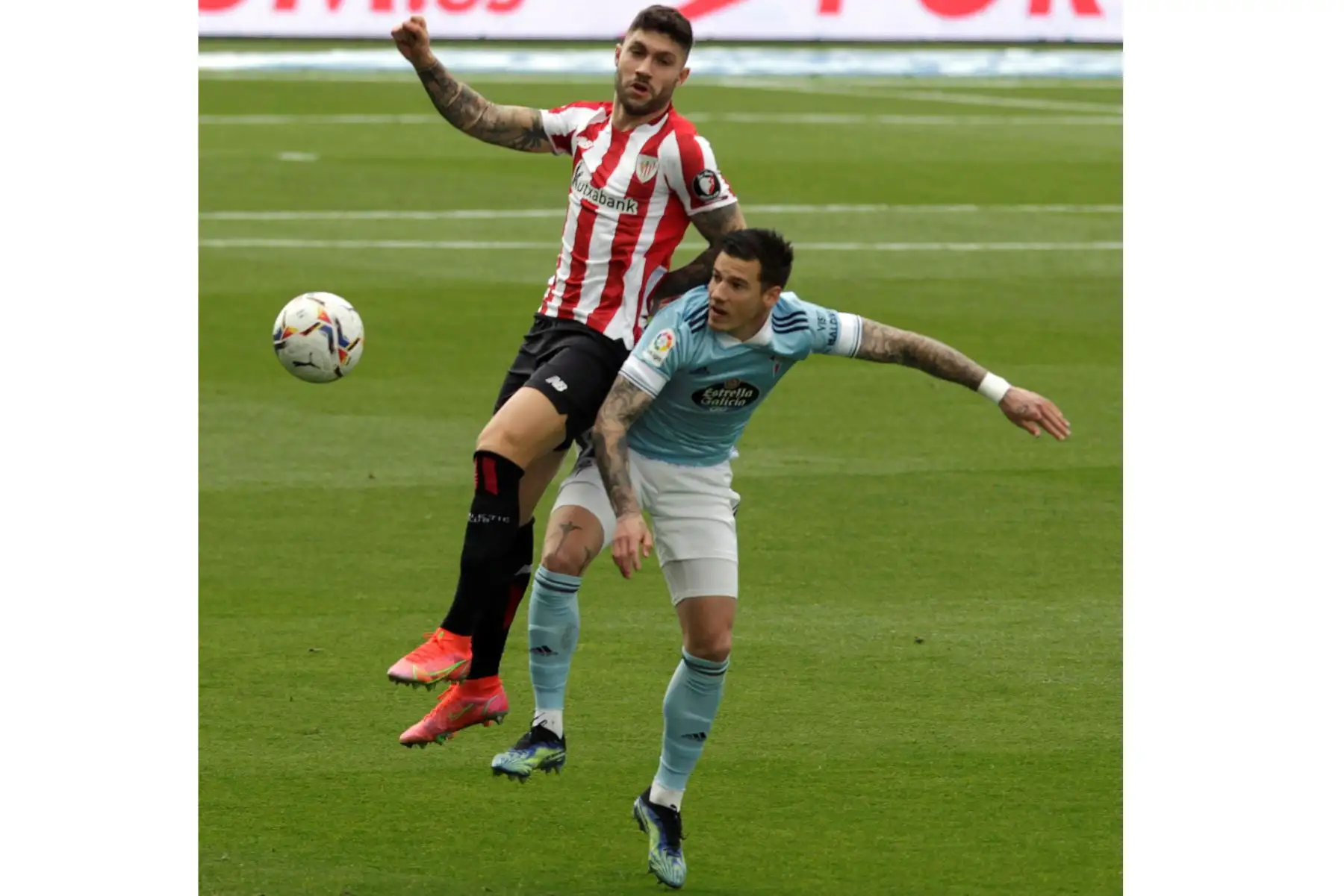 El delantero del Celta de Vigo Santi Mina pugna por un balón con el defensa del Atletic de Bilbao Unai Nuñez durante el partido que enfrentó al Celta de Vigo y al Athletic de Bilbao.
Foto: EFE
