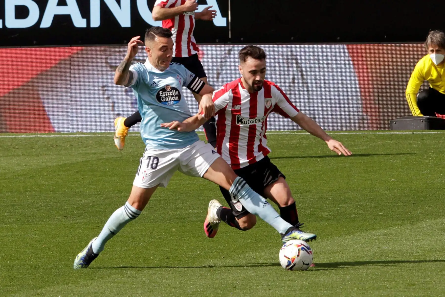 El defensa del Celta de Vigo Iago Aspas , y el jugador del Athletic de Bilbao , durante el partido de La Liga de la jornada 27 en el estadio Balaidos de Vigo.
Foto: EFE