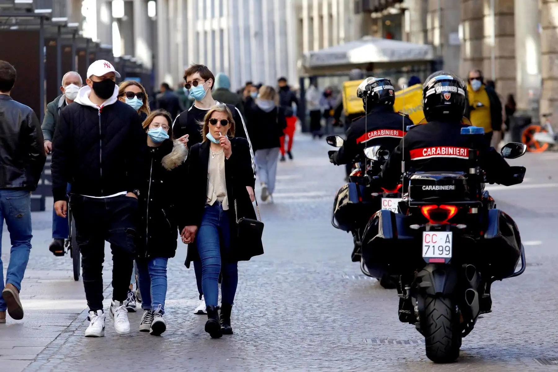 La policía de Carabinieri en motocicletas observa a la gente estar al aire libre el último día antes de que entren en vigor las nuevas medidas estrictas contra la pandemia covid-19, en Milán, Italia.
Foto: EFE