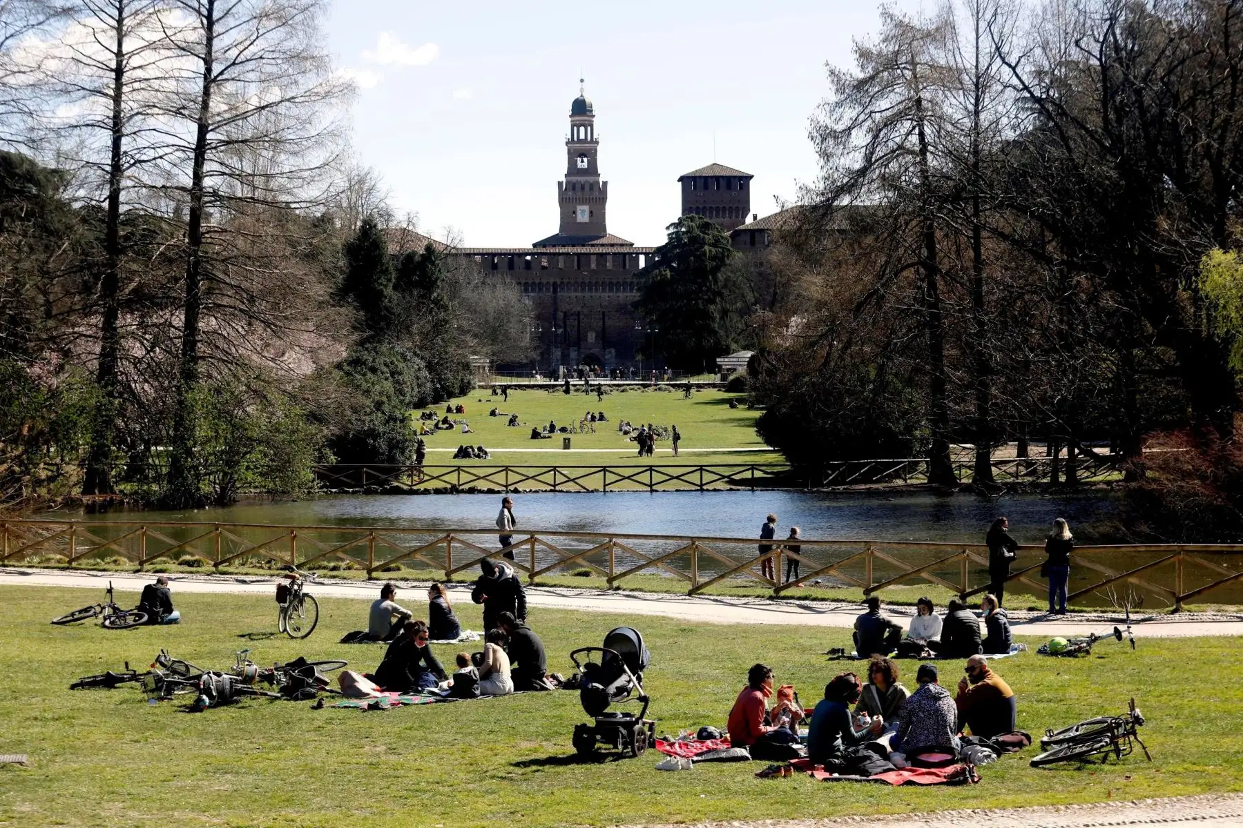 La gente disfruta estar al aire libre el último día antes de que entren en vigor las nuevas medidas estrictas contra la pandemia covid-19, en Milán, Italia.
Foto: EFE