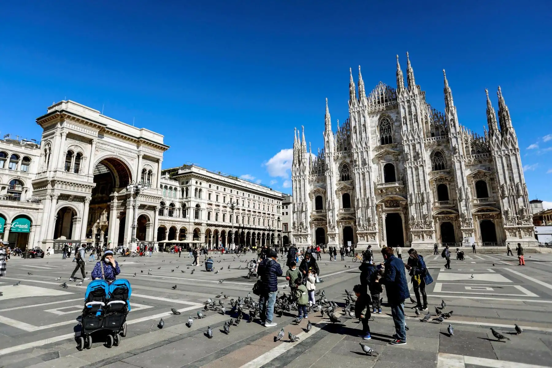 La gente disfruta estar al aire libre el último día antes de que entren en vigor las nuevas medidas estrictas contra la pandemia Covid-19, en Milán, Italia.
Foto: EFE