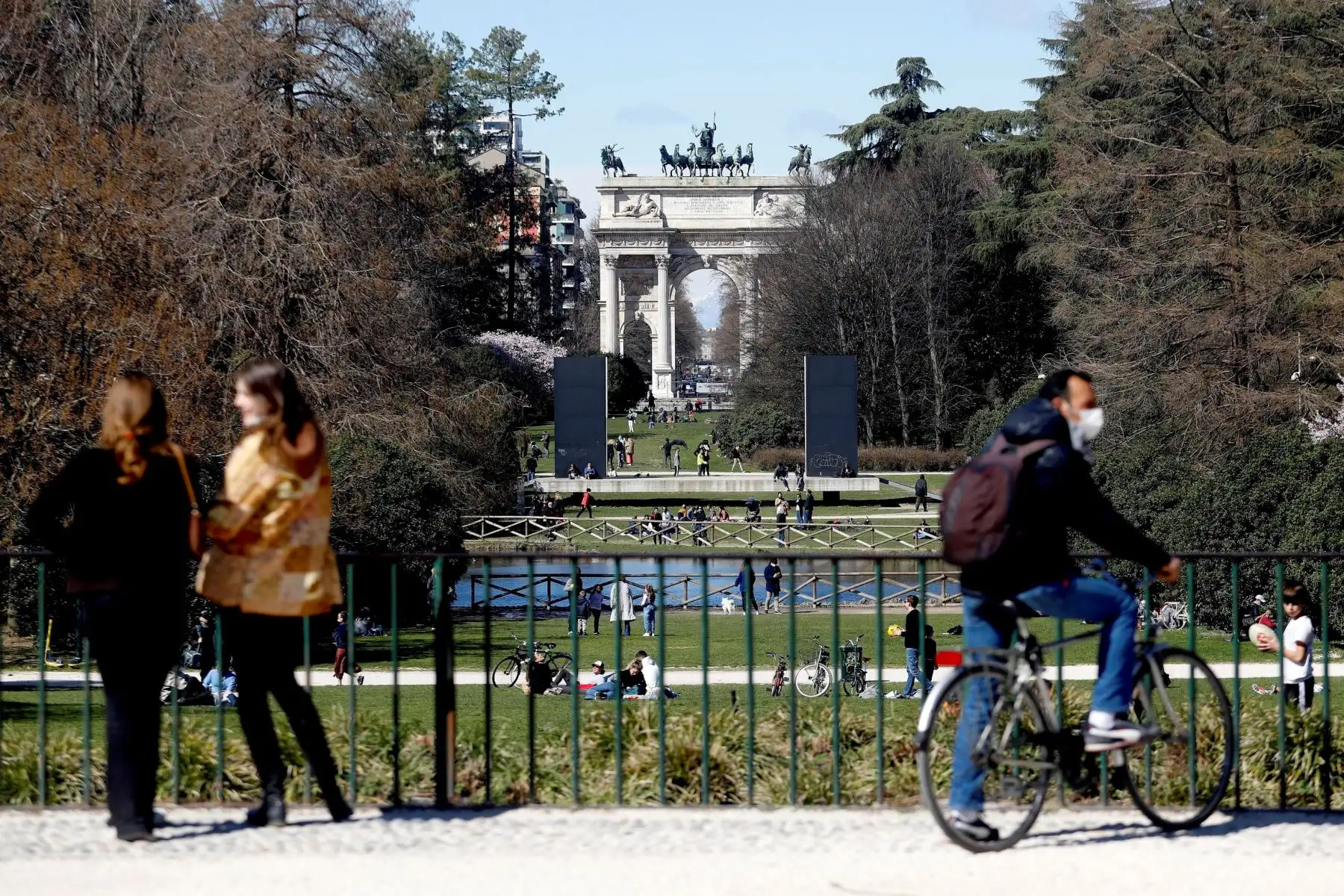 La gente disfruta estar al aire libre el último día antes de que entren en vigor las nuevas medidas estrictas contra la pandemia Covid-19, en Milán, Italia.
Foto: EFE