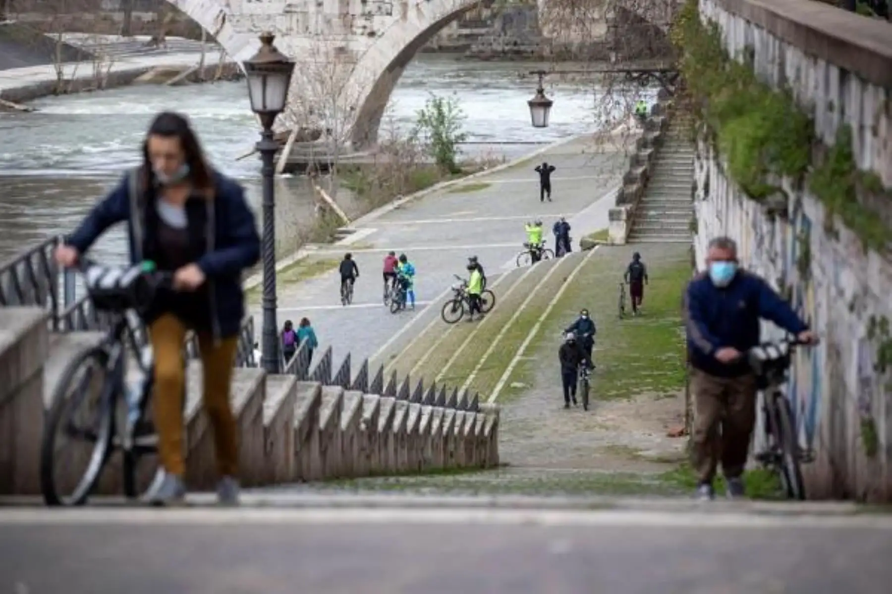 La gente disfruta estar al aire libre el último día antes de que entren en vigor las nuevas medidas estrictas contra la pandemia covid-19, en Roma, Italia.