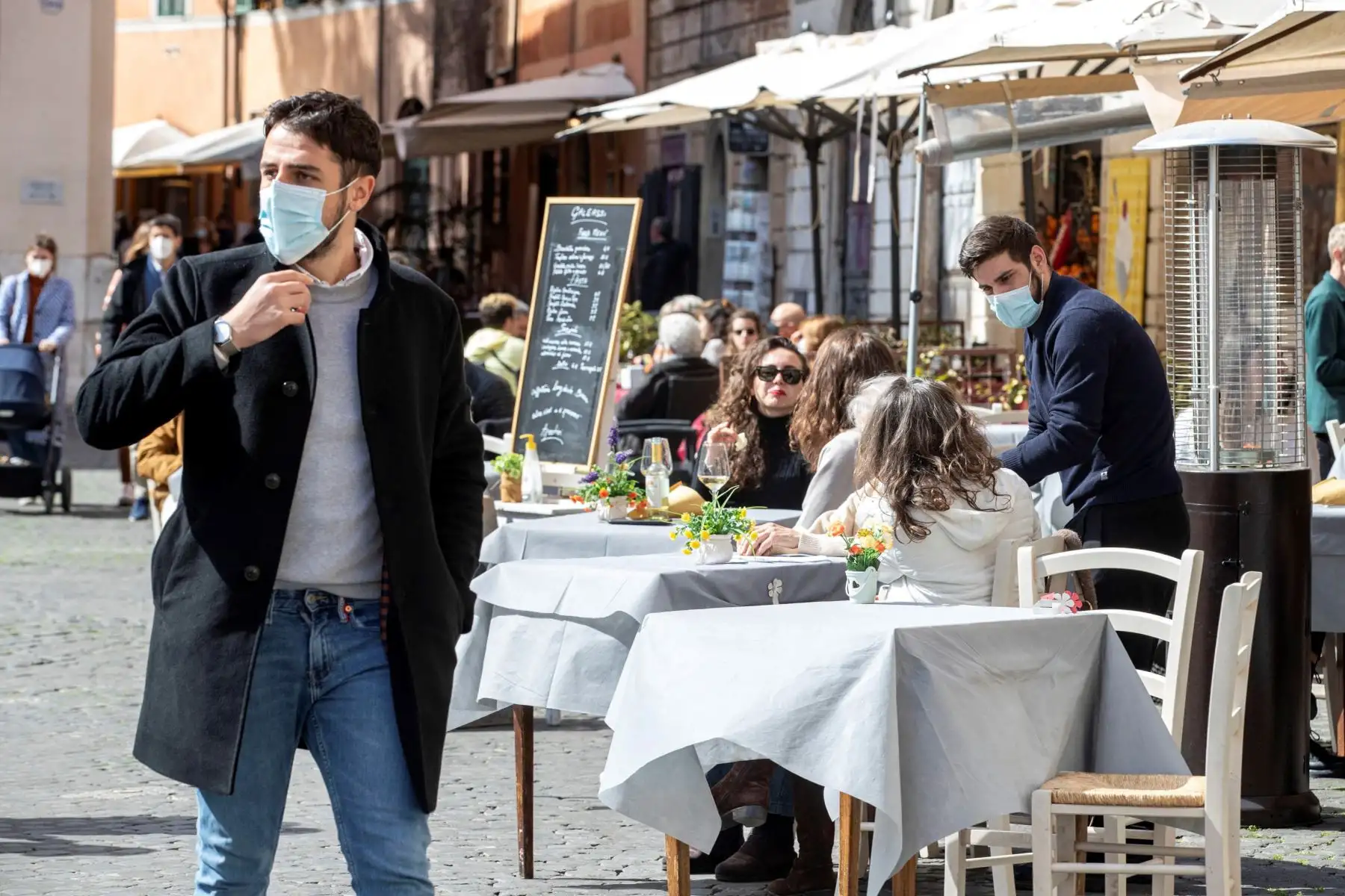 La gente disfruta estar al aire libre el último día antes de que entren en vigor las nuevas medidas estrictas contra la pandemia covid-19, en Roma, Italia.
Foto: EFE
