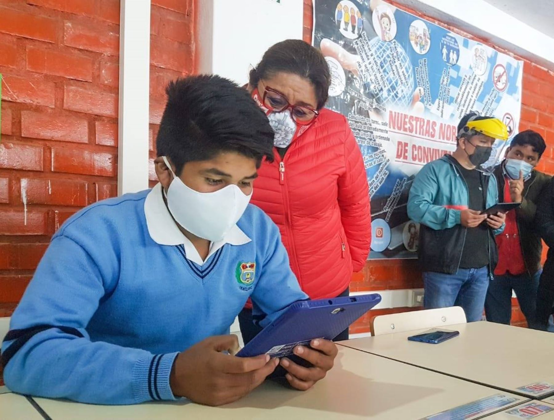 El Ministerio de Educación inició la entrega de tabletas electrónicas a estudiantes de centros poblados rurales de Áncash para el buen inicio del año escolar. ANDINA/Difusión