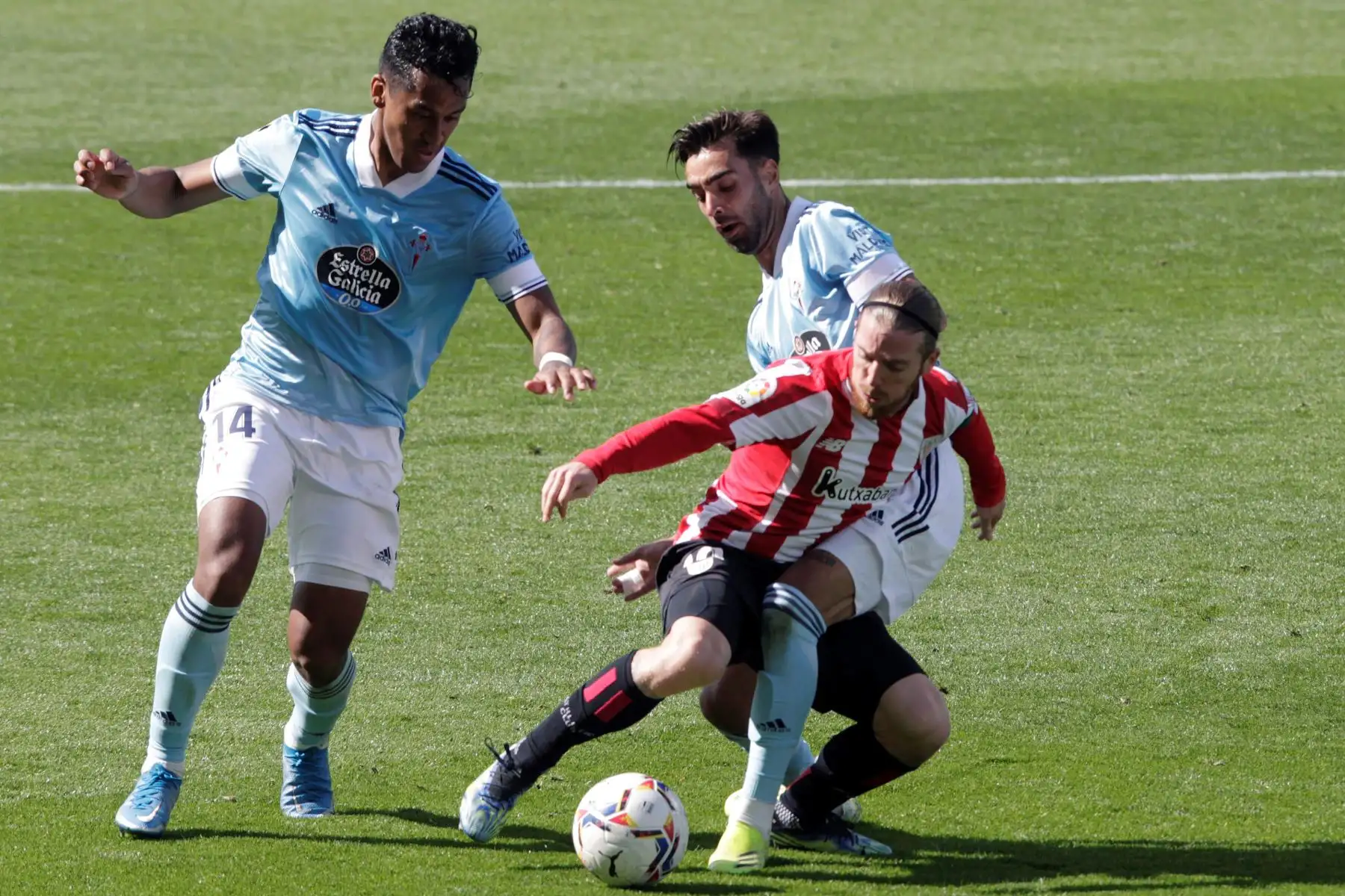 El jugador del Celta de Vigo Brais Méndez, y el jugador del Athletic de Bilbao Iker Muniain, durante el partido de La Liga de la jornada 27 en el estadio Balaidos de Vigo.
Foto: EFE