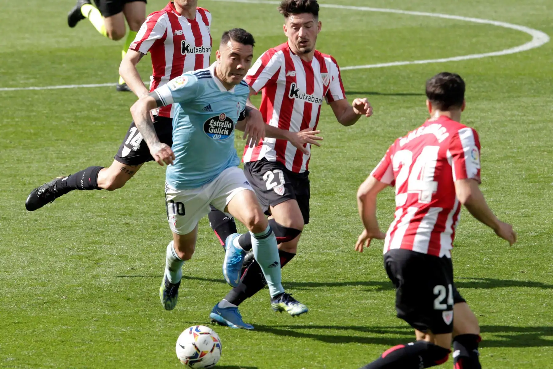 El jugador del Celta de Vigo Iago Aspas , y el jugador del Athletic de Bilbao Mikel Balenciaga , durante el partido de La Liga de la jornada 27 en el estadio Balaidos de Vigo.
Foto: EFE