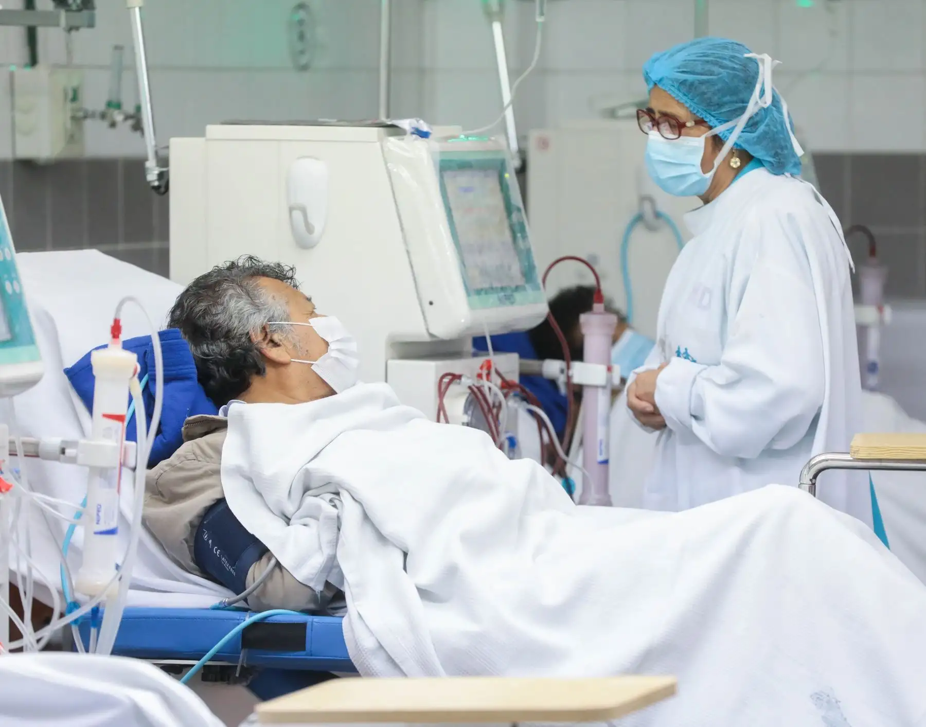 Vacunación a personas con comorbilidades se iniciará con pacientes en hemodiálisis y Síndrome de Down, informó Ugarte. ANDINA/Difusión