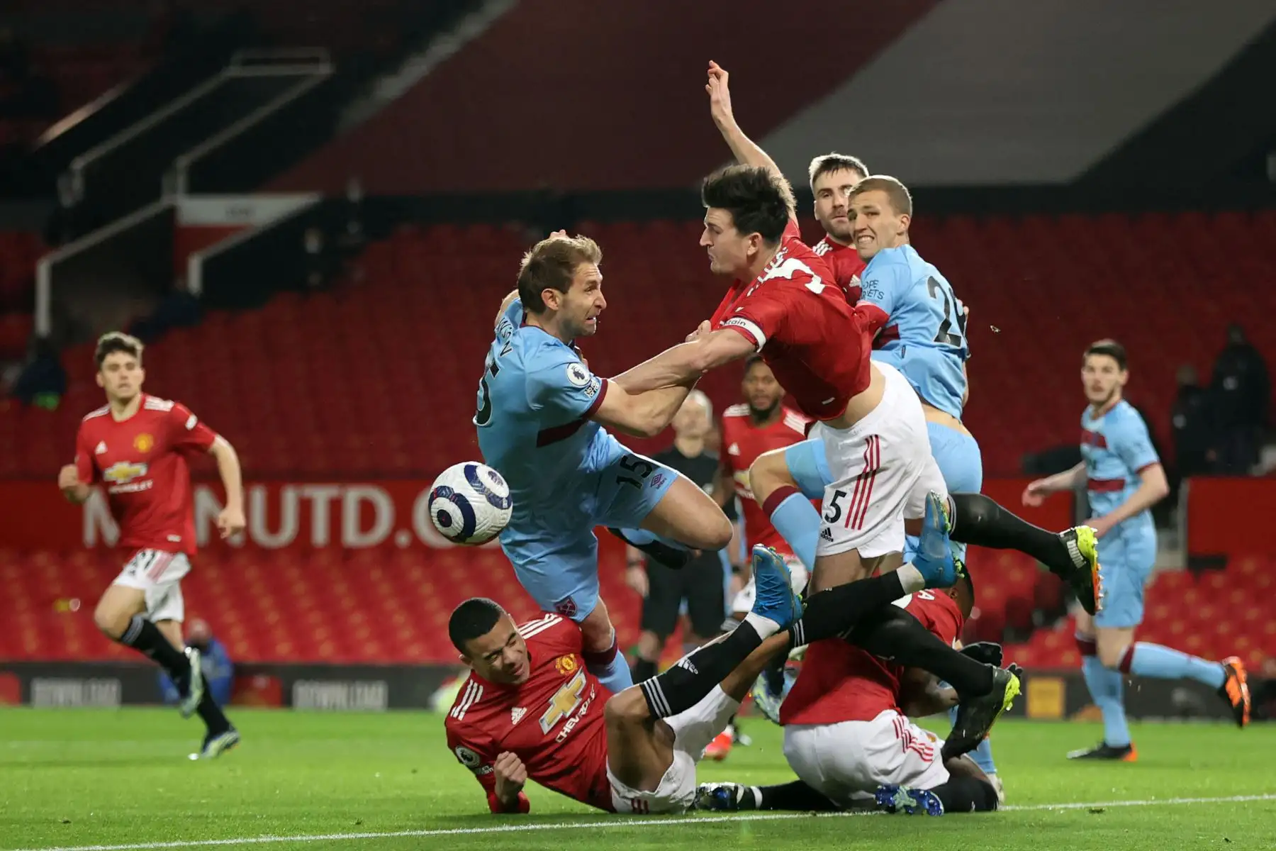 El defensor inglés del Manchester United Harry Maguire y el defensor inglés del West Ham United Craig Dawson caen en una colisión yendo por un balón cruzado desde un saque de esquina durante el partido de fútbol de la Premier League inglesa entre el Manchester United y el West Ham United. 
Foto: AFP