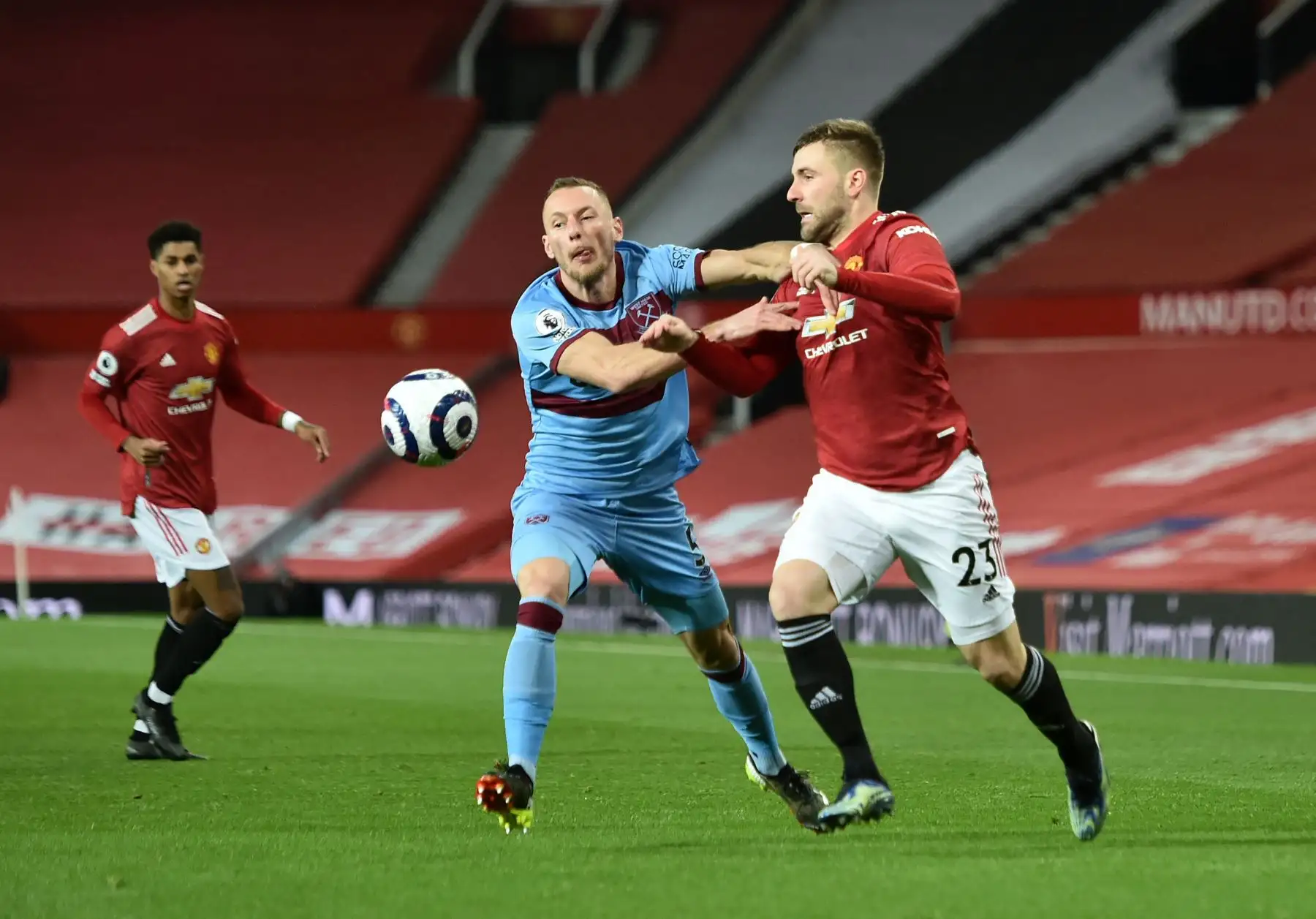 El defensor inglés del Manchester United Luke Shaw vence al defensor checo del West Ham United Vladimir Coufal durante el partido de fútbol de la Premier League inglesa entre el Manchester United y el West Ham United. 
Foto: AFP