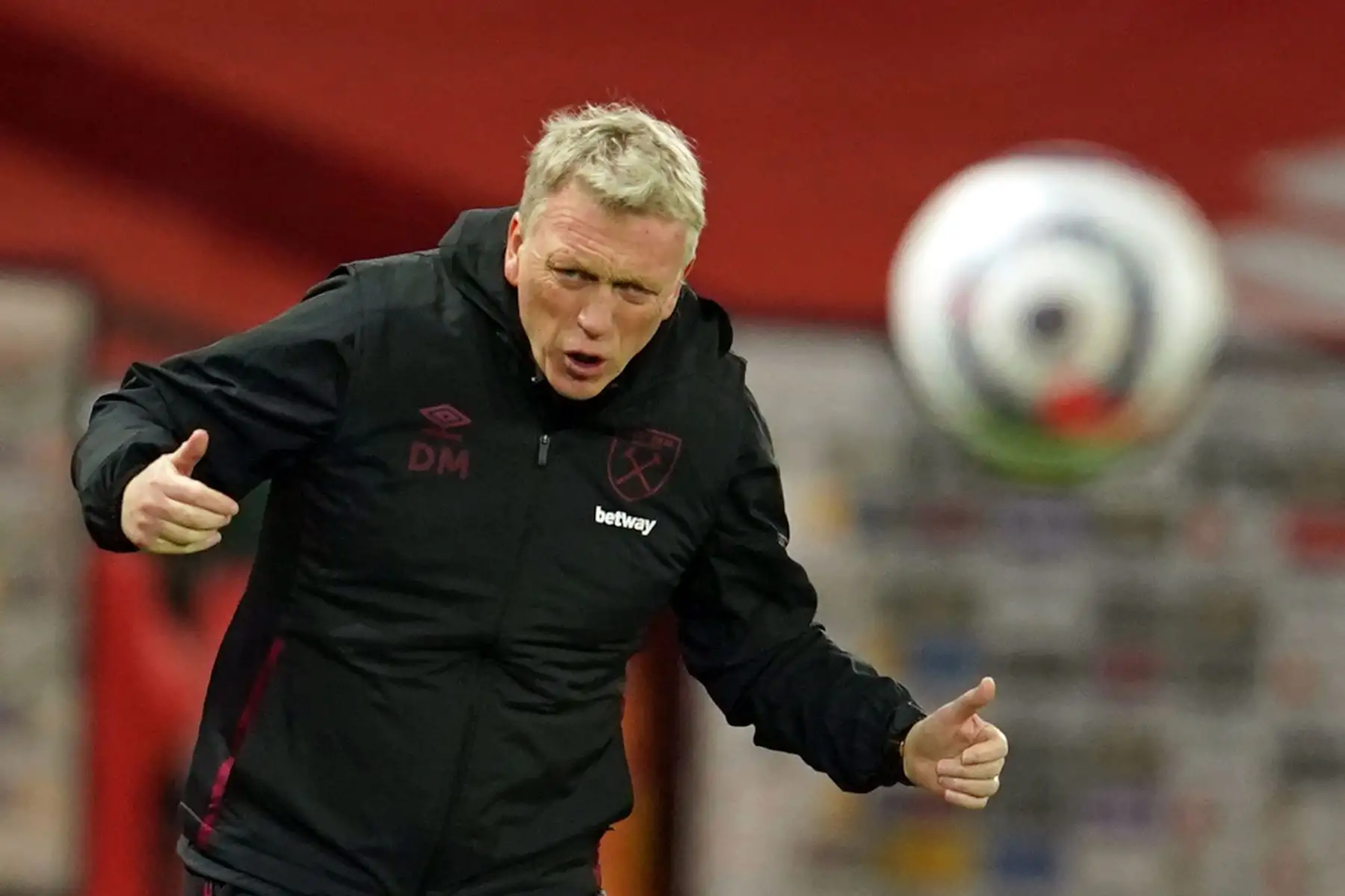 El entrenador escocés del West Ham United, David Moyes, hace gestos en la línea de banda durante el partido de fútbol de la Premier League inglesa entre el Manchester United y el West Ham United.
Foto: AFP