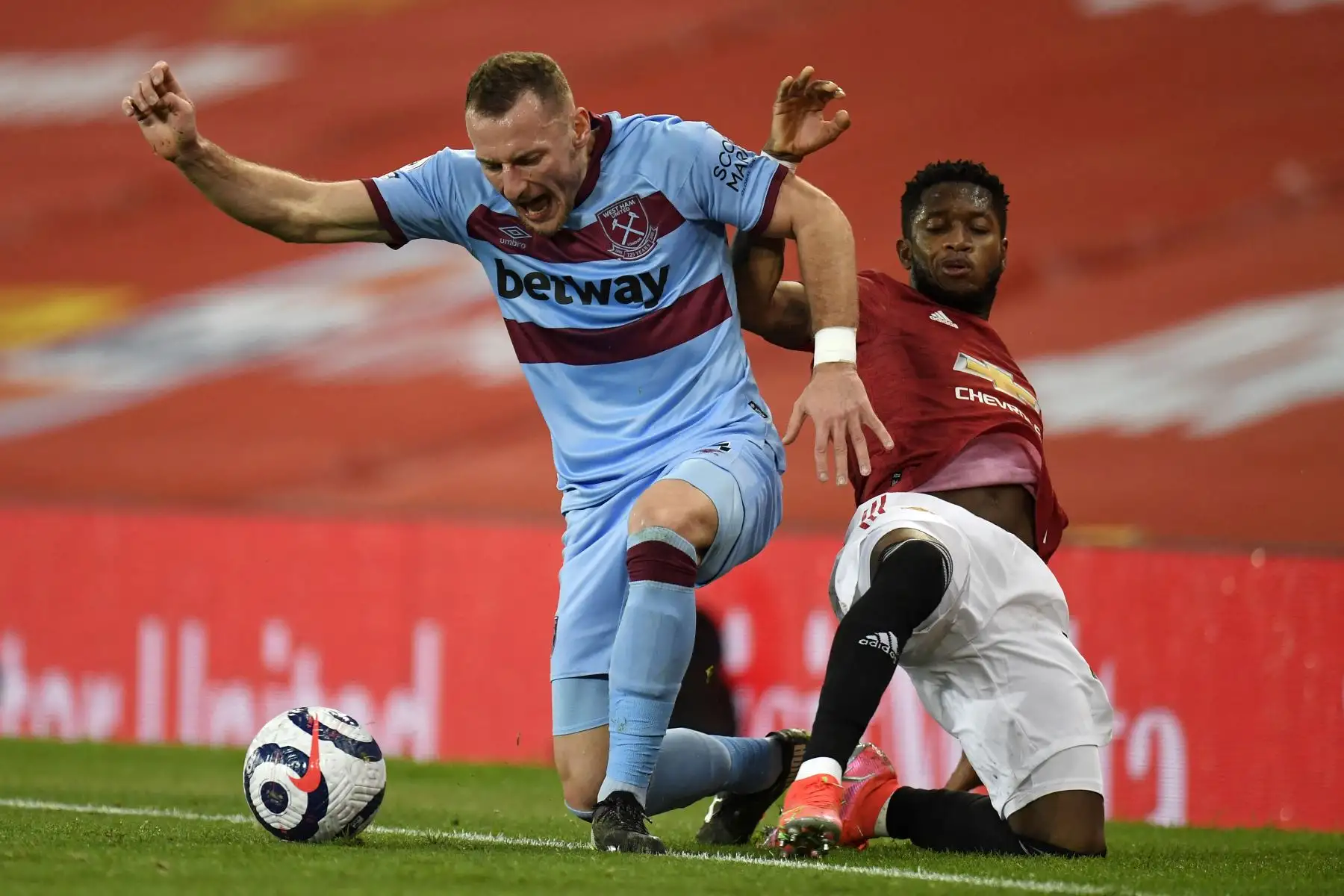 El centrocampista brasileño del Manchester United Fred desafía al defensor checo del West Ham United Vladimir Coufal durante el partido de fútbol de la Premier League inglesa entre el Manchester United y el West Ham United.
Foto:AFP