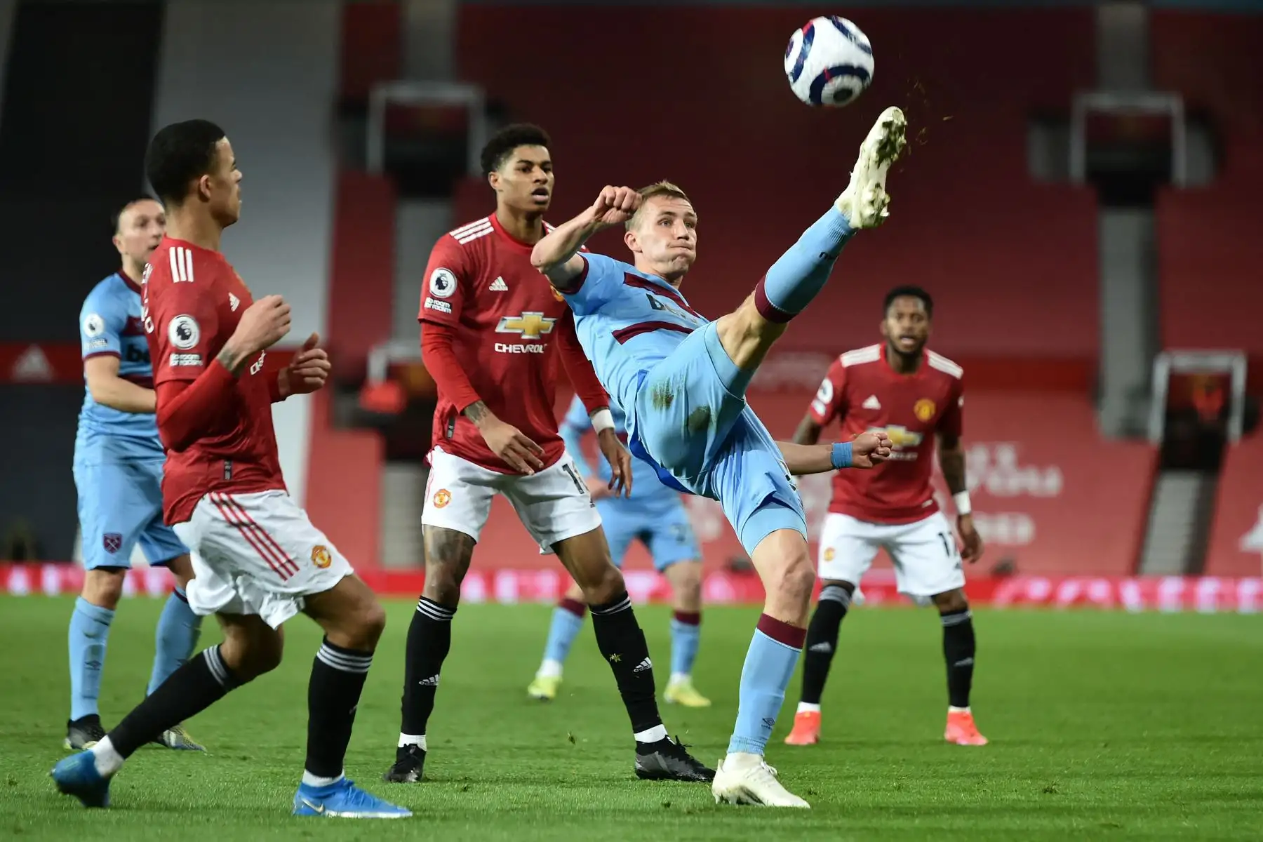 El centrocampista checo del West Ham United Tomas Soucek patea el balón mientras el delantero inglés del Manchester United Marcus Rashford mira durante el partido de fútbol de la Premier League inglesa entre el Manchester United y el West Ham United.
Foto: AFP