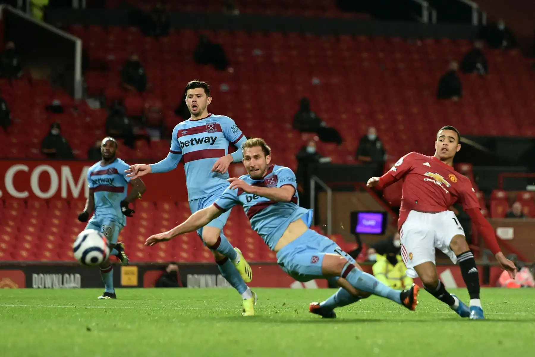 El delantero inglés del Manchester United, Mason Greenwood dispara, pero ve el disparo salvado durante el partido de fútbol de la Premier League inglesa entre el Manchester United y el West Ham United.
Foto: AFP