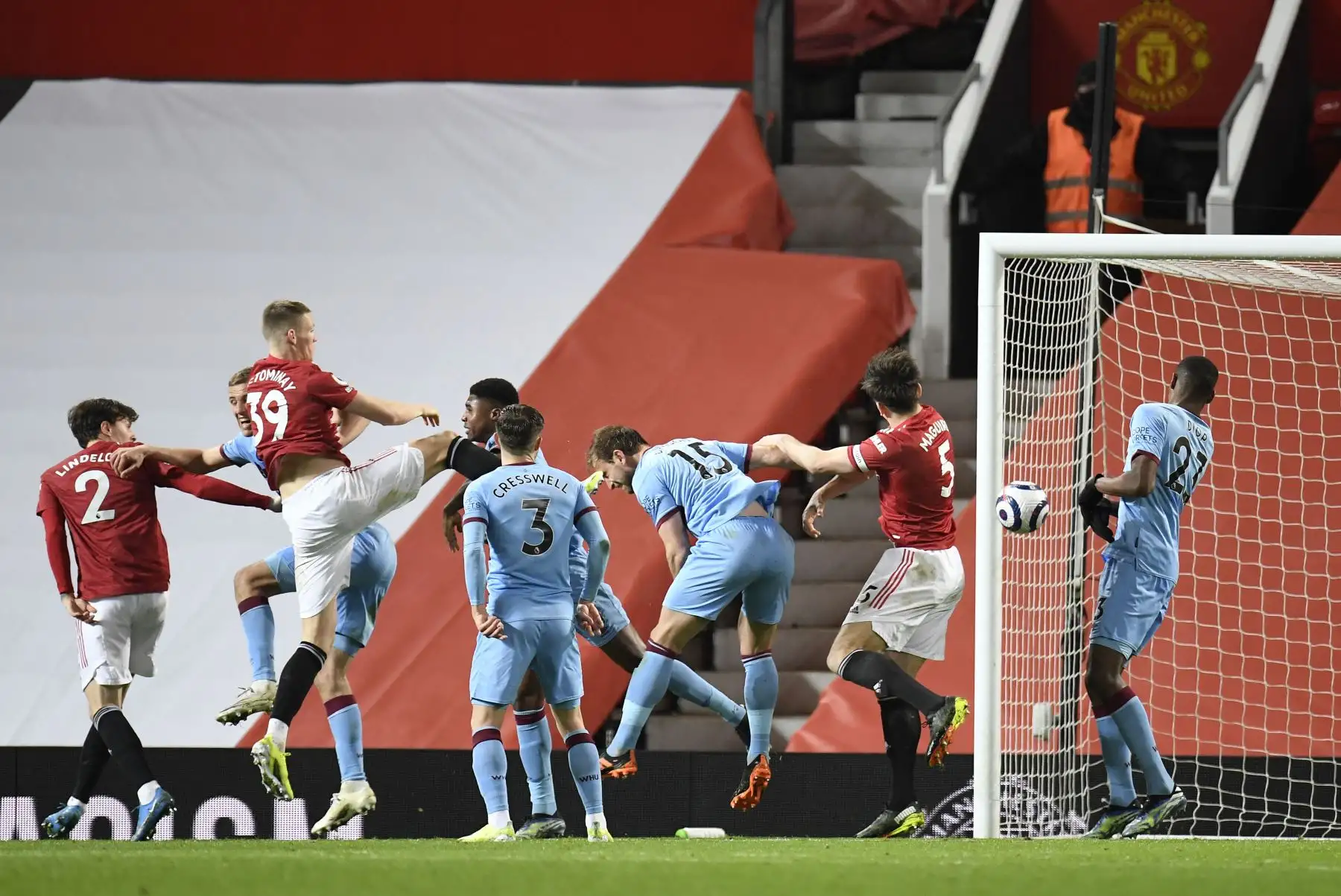El centrocampista escocés del Manchester United Scott McTominay y el defensor inglés del Manchester United Harry Maguire disputan un balón cruzado cuando el balón entra para el gol inicial acreditado como un gol en propia meta al defensor inglés del West Ham United Craig Dawson durante la Partido de fútbol de la Premier League inglesa entre el Manchester United y el West Ham United.
Foto: AFP