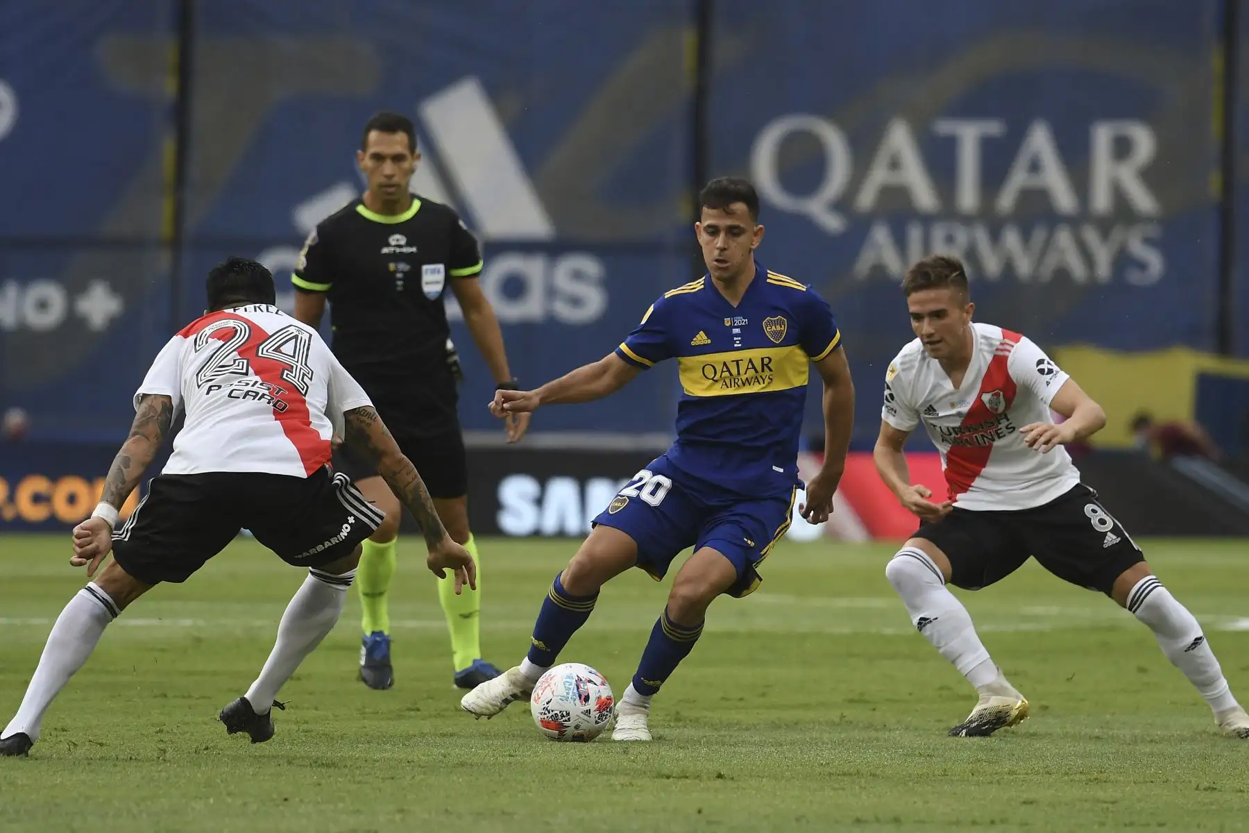 Gonzalo Maroni (C) de Boca Juniors está marcado por Enzo Pérez (L) y Agustín Palavecino de River Plate durante su partido del Superclásico de la Liga Argentina de Fútbol Profesional en el estadio La Bombonera de Buenos Aires. Foto: AFP