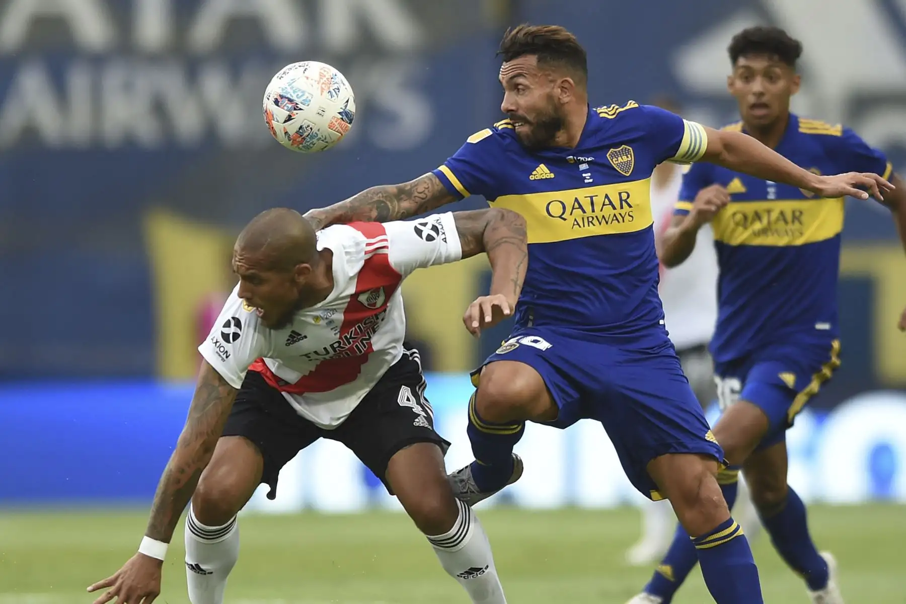 Jonatan Maidana (L) de River Plate y Carlos Tevez de Boca Juniors disputan el balón durante el Superclásico de la Liga Argentina de Fútbol Profesional en el estadio La Bombonera de Buenos Aires. Foto: AFP