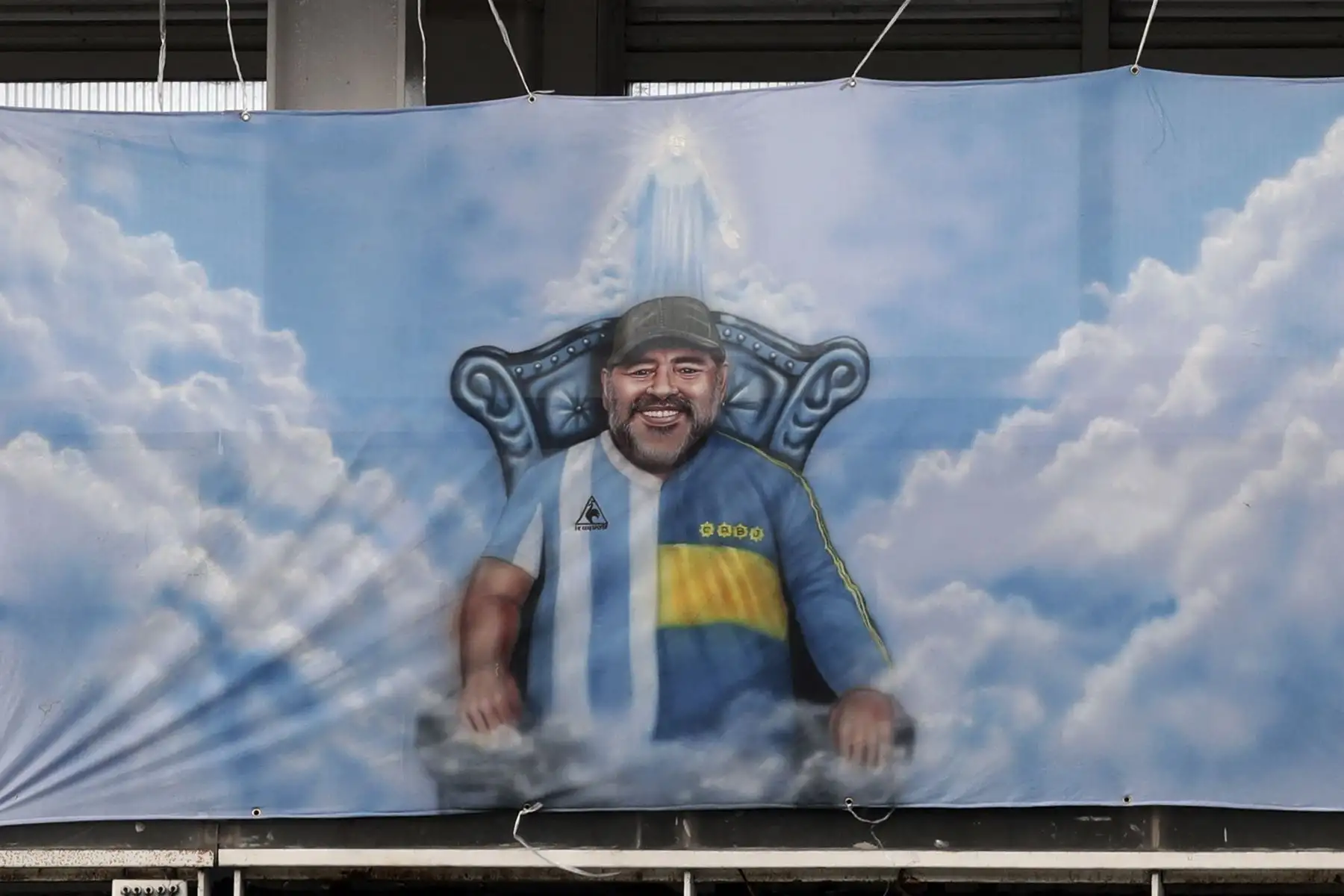 Una pancarta con una imagen del fallecido ícono del fútbol argentino Diego Maradona se ve durante el partido Superclásico de la Liga Argentina de Fútbol Profesional entre Boca Juniors y River Plate en el estadio La Bombonera en Buenos Aires. Foto: AFP