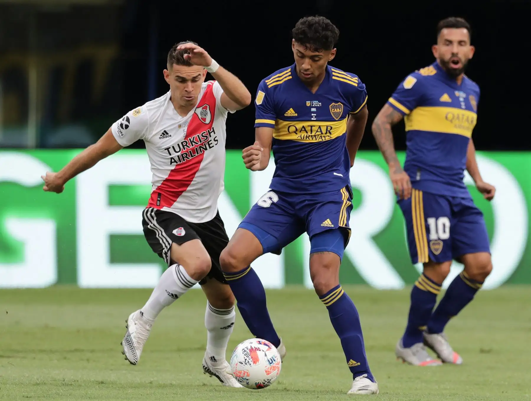 El colombiano de River Plate Rafael Santos Borre (izq.) Y Cristian Medina de Boca Juniors disputan el balón durante el partido del Superclásico de la Liga Argentina de Fútbol Profesional en el estadio La Bombonera de Buenos Aires. Foto: AFP