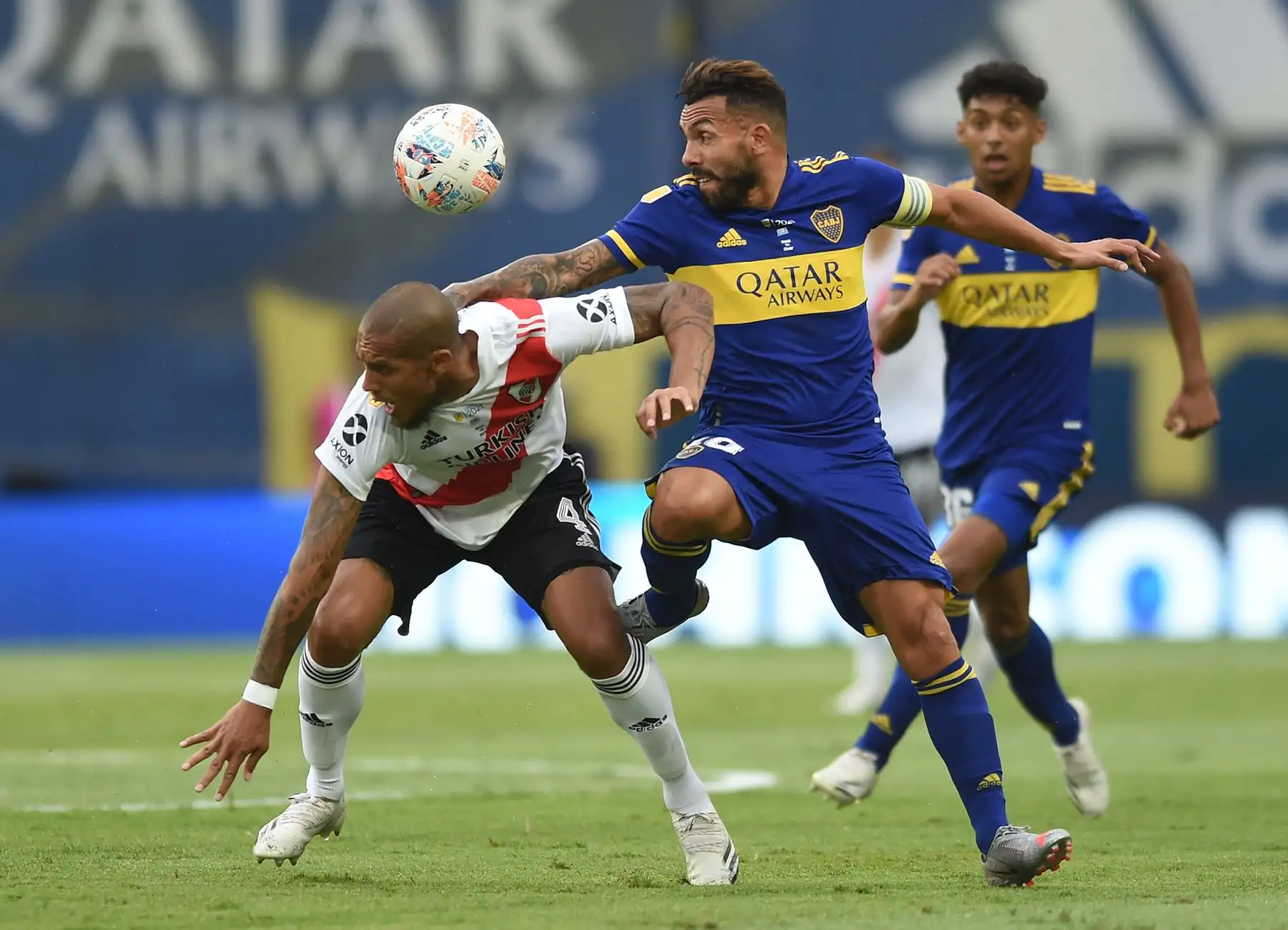 Jonatan Maidana (L) de River Plate y Carlos Tevez de Boca Juniors disputan el balón durante el Superclásico de la Liga Argentina de Fútbol Profesional en el estadio La Bombonera de Buenos Aires. Foto: AFP
