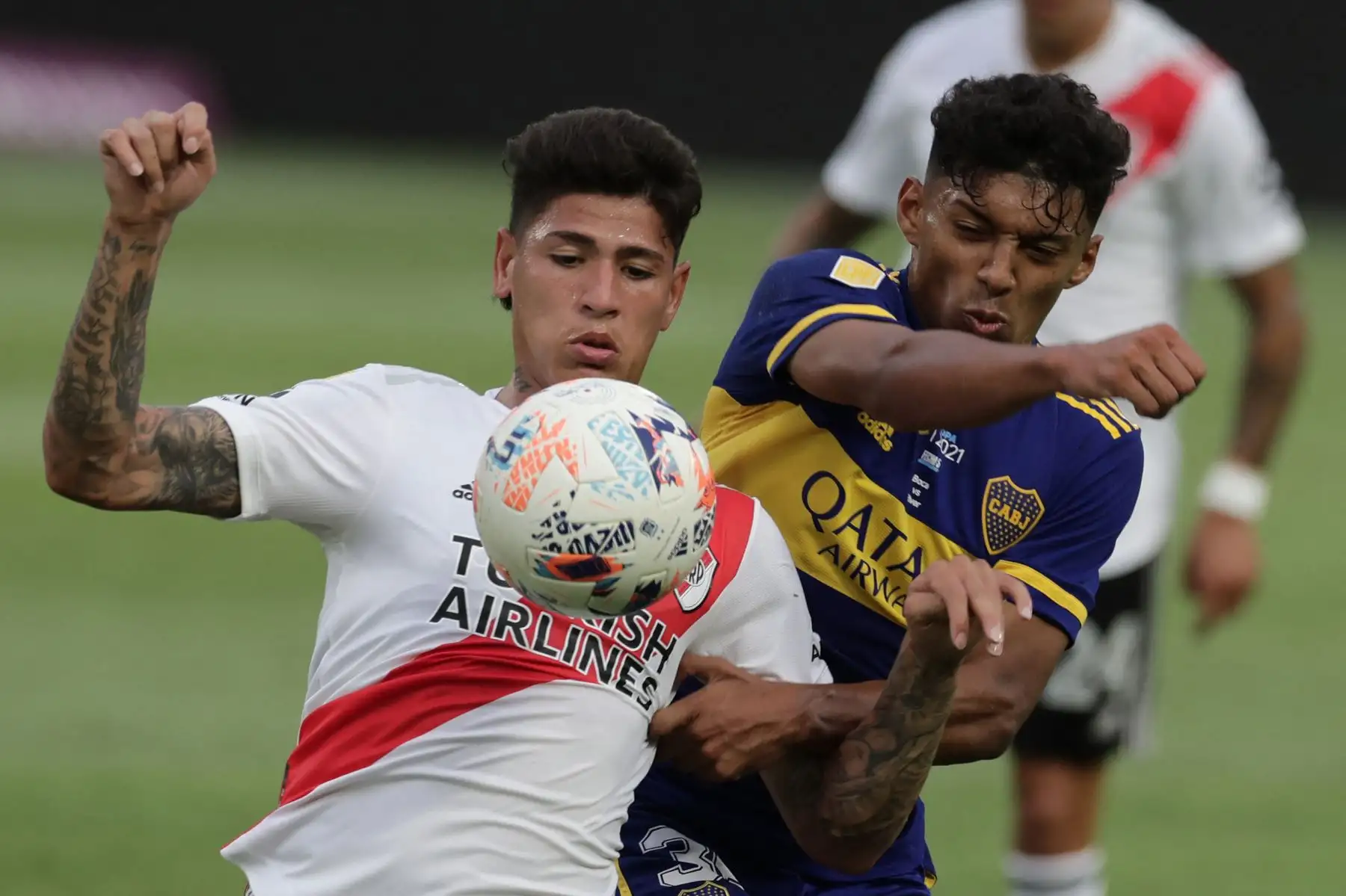 El colombiano Jorge Carrascal (izq.) De River Plate y Cristian Medina de Boca Juniors disputan el balón durante el partido del Superclásico de la Liga Argentina de Fútbol Profesional en el estadio La Bombonera de Buenos Aires. Foto: AFP