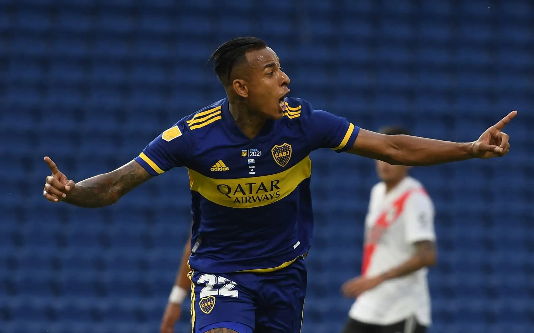 El colombiano de Boca Juniors, Sebastián Villa, celebra tras anotar un penalti contra River Plate durante el partido del Superclásico de la Liga Argentina de Fútbol Profesional en el estadio La Bombonera de Buenos Aires. Foto: AFP