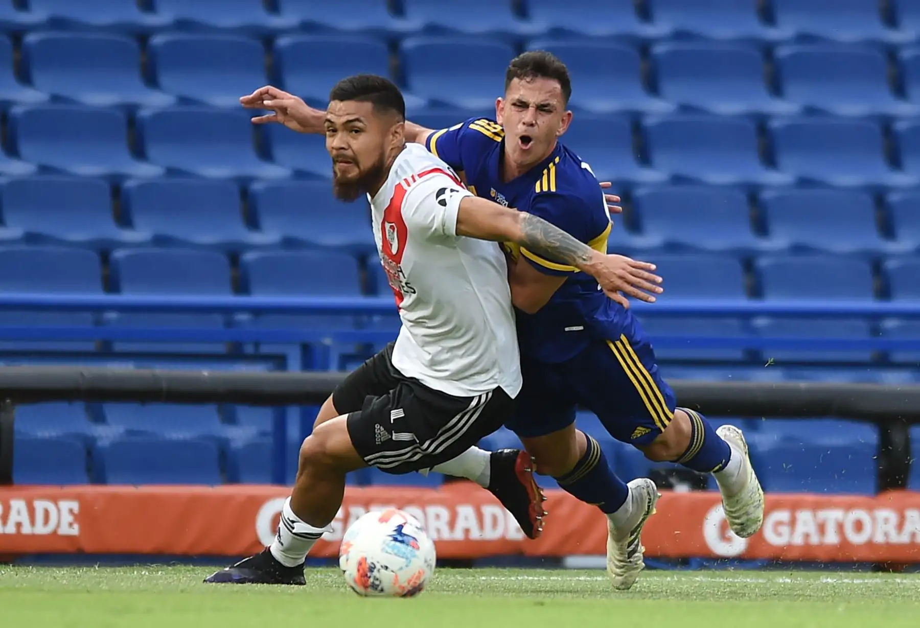 El chileno de River Plate Paulo Díaz (izq.) Y Gonzalo Maroni de Boca Juniors compiten por el balón durante el partido del Superclásico de la Liga Argentina de Fútbol Profesional en el estadio La Bombonera de Buenos Aires. Foto: AFP