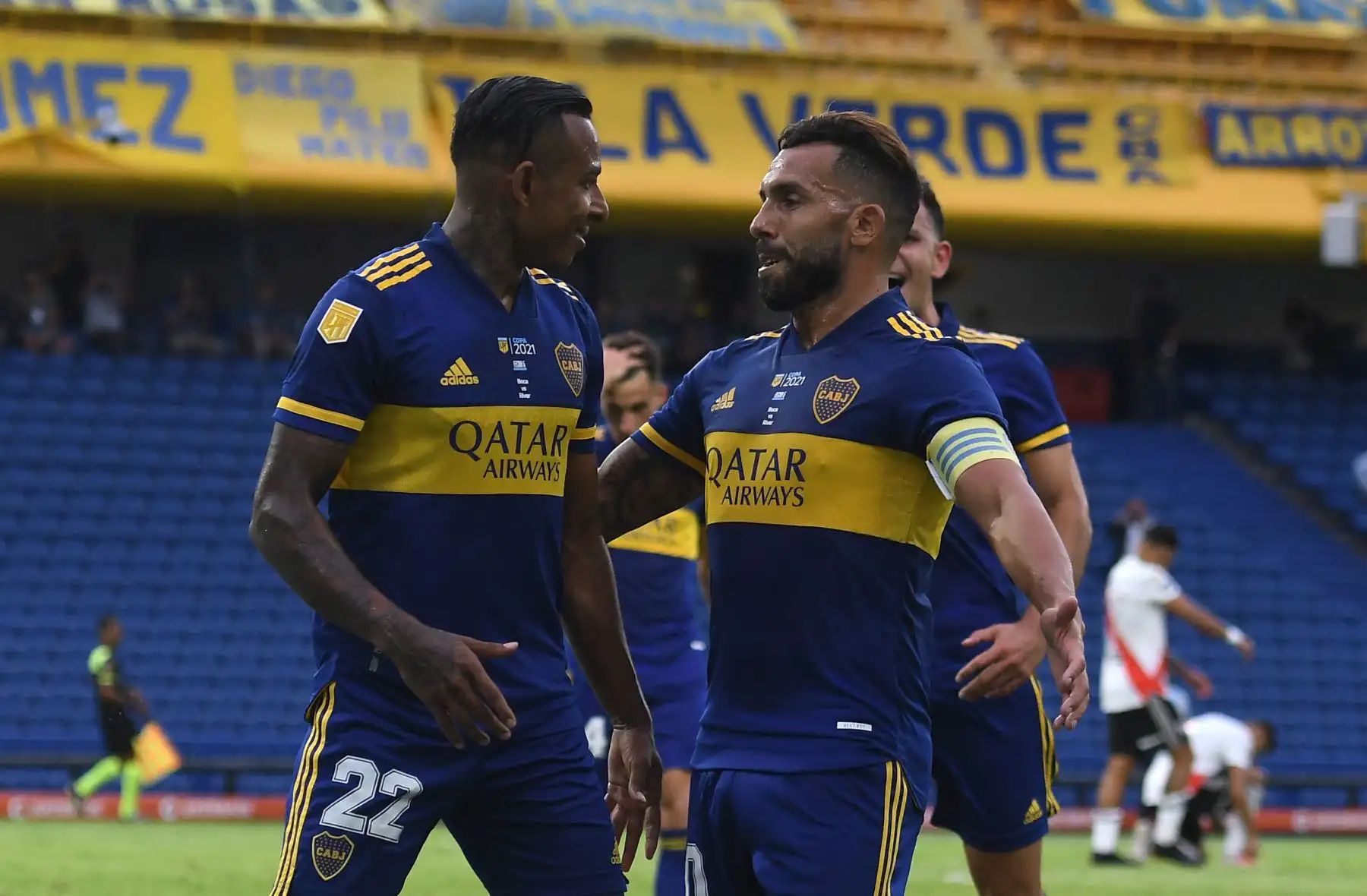 El colombiano de Boca Juniors, Sebastián Villa (izq.), Celebra con su compañero Carlos Tevez luego de anotar un penalti contra River Plate durante su partido del Superclásico de la Liga Argentina de Fútbol Profesional en el estadio La Bombonera de Buenos Aires. Foto: AFP