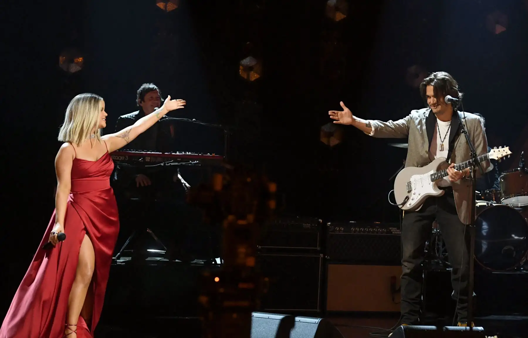 Maren Morris y John Mayer se presentan en el escenario durante la 63a Entrega Anual de los Premios Grammy en el Centro de Convenciones de Los Ángeles en Los Ángeles. Foto: AFP
