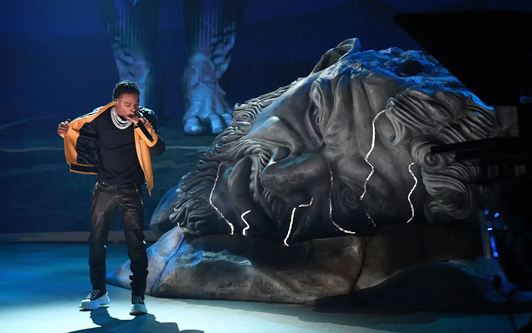 Roddy Ricch se presenta en el escenario durante la 63a Entrega Anual de los Premios GRAMMY en el Centro de Convenciones de Los Ángeles. Foto: AFP