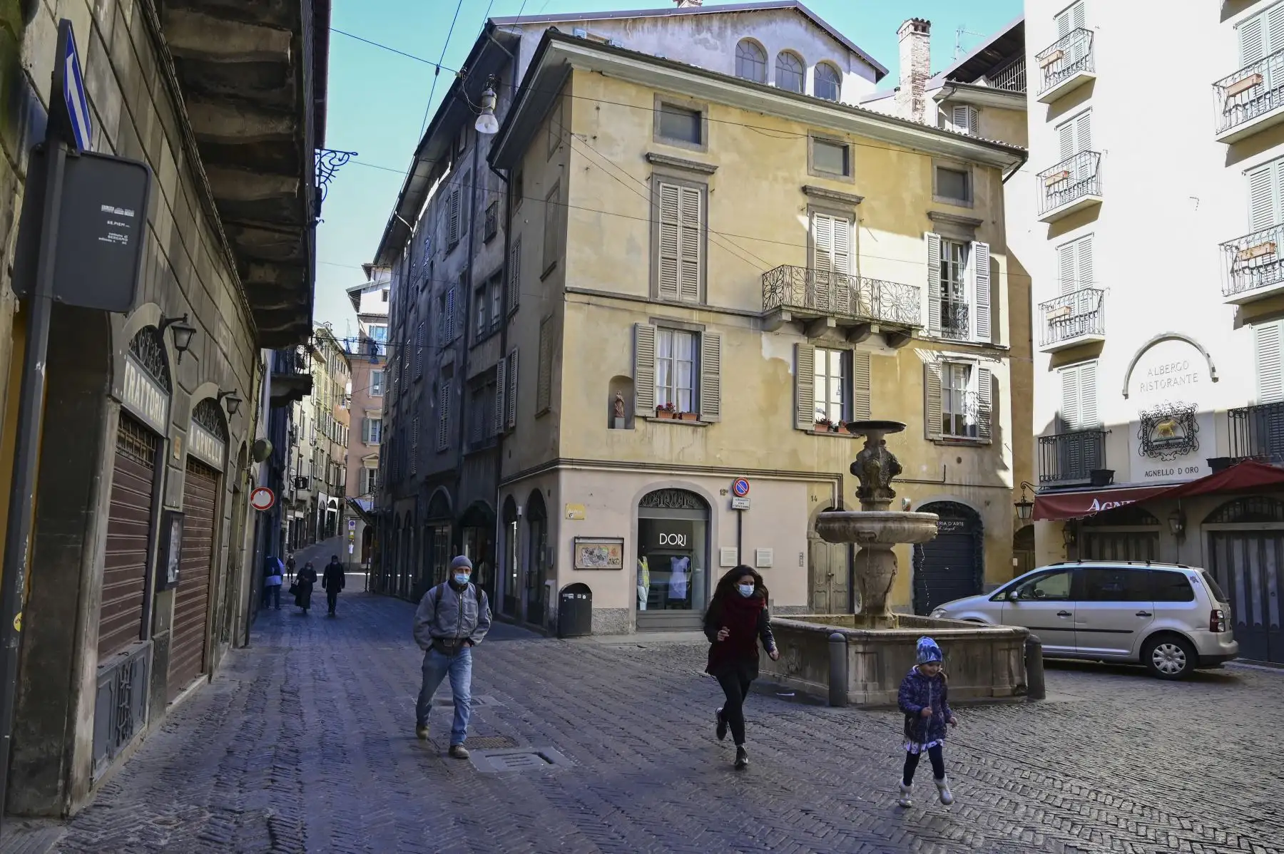Calles casi desiertas en la "Citta Alta" de Bérgamo cuando tres cuartas partes de los italianos entraron en un estricto bloqueo para frenar el coronavirus. Foto: AFP
