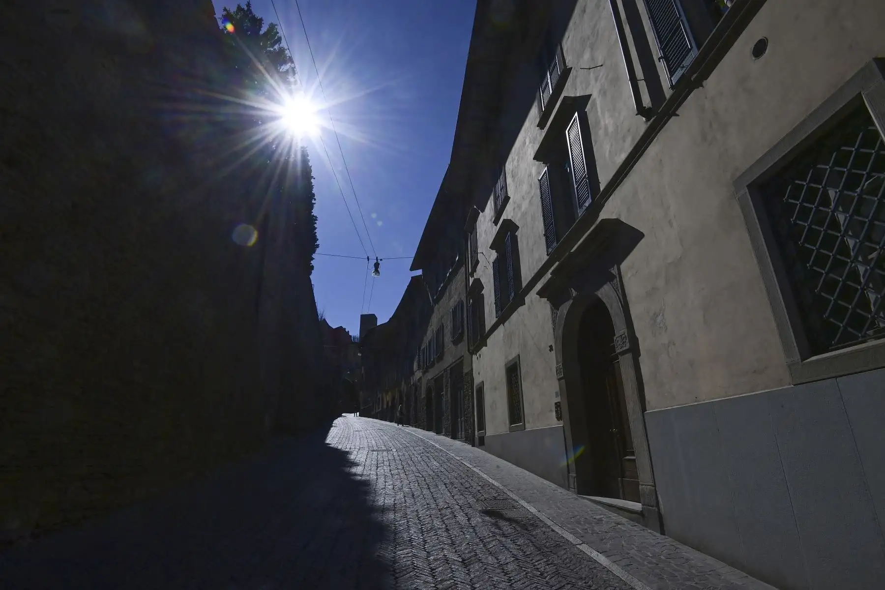 Una calle vacía en la "Citta Alta" de Bérgamo cuando tres cuartas partes de los italianos entran a un estricto bloqueo para frenar los contagios de coronavirus. Foto: AFP