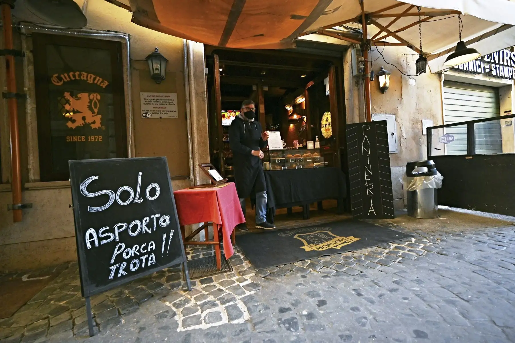 Giovanni Cimino, propietario del Bar ristorante Cuccagna, espera a los clientes en Roma, Italia, durante inicio de un nuevo confinamiento para frenar los contagios covid-19. Foto: AFP