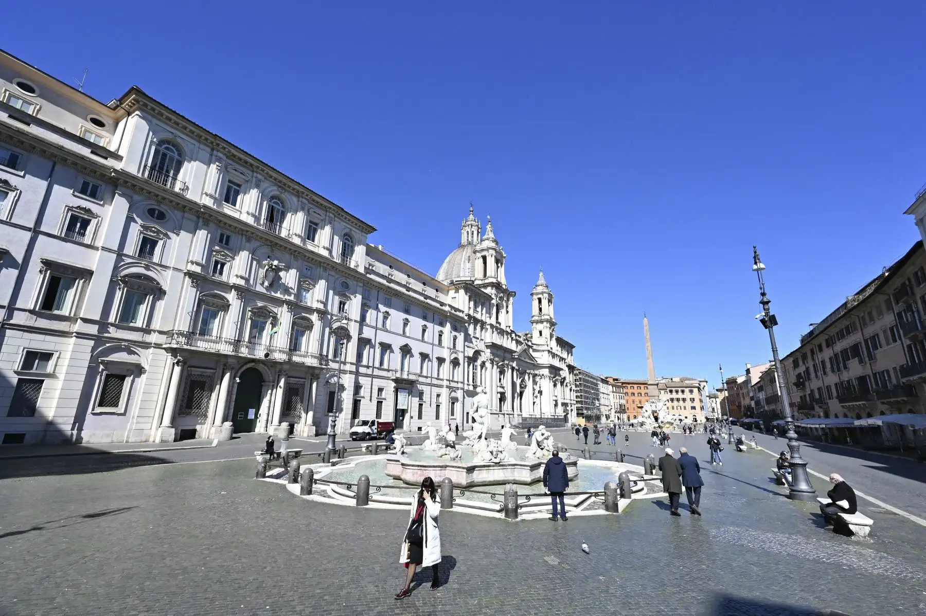 La gente camina por la Piazza Navona en el centro de Roma cuando tres cuartas partes de los italianos ingresaron a un bloqueo estricto para frenar los contagios covid-19. Foto: AFP