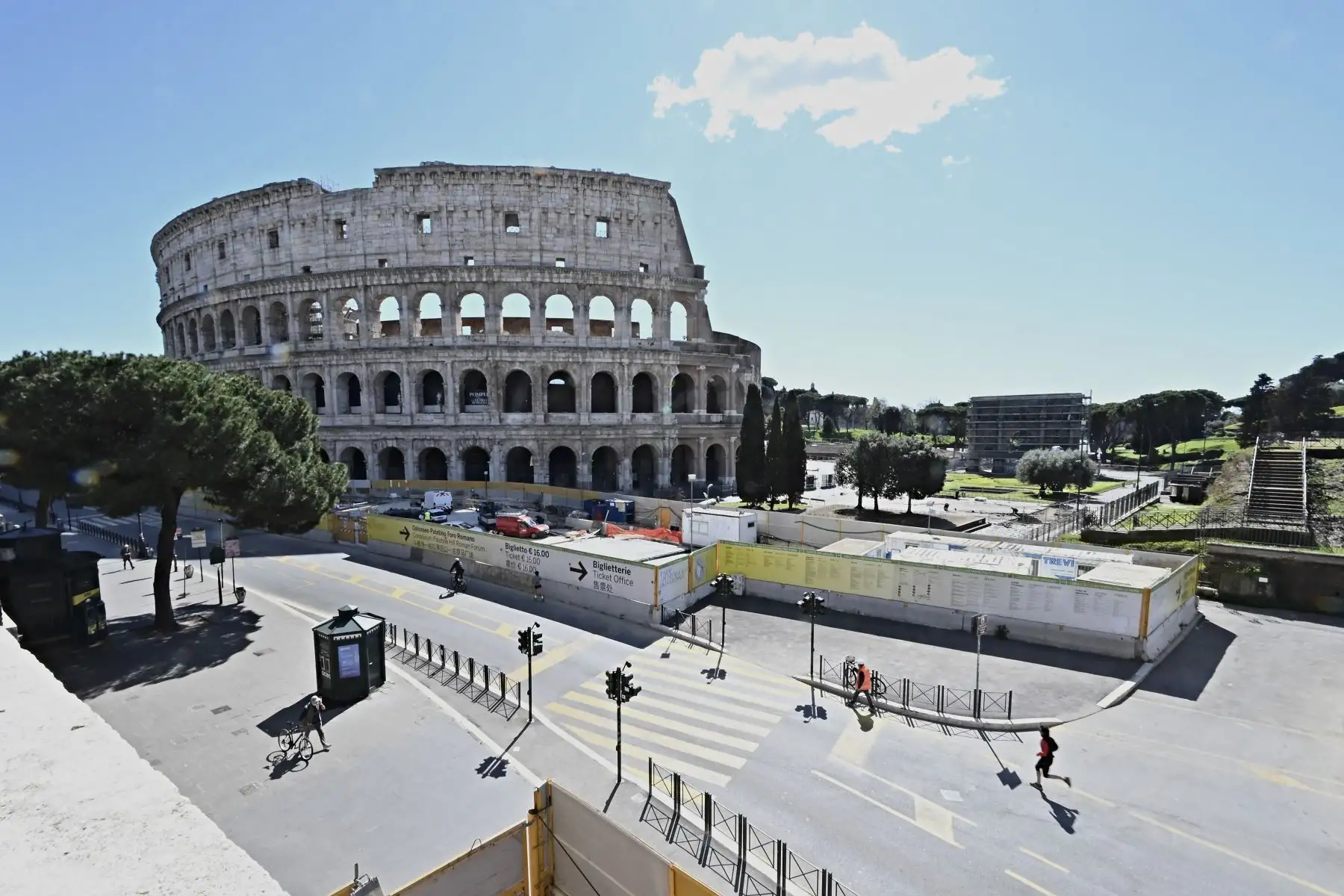 Las calles están casi vacías frente al Antiguo Coliseo en el centro de Roma cuando tres cuartas partes de los italianos entraron en un bloqueo estricto para frenar los contagios por coronavirus. Foto: AFP