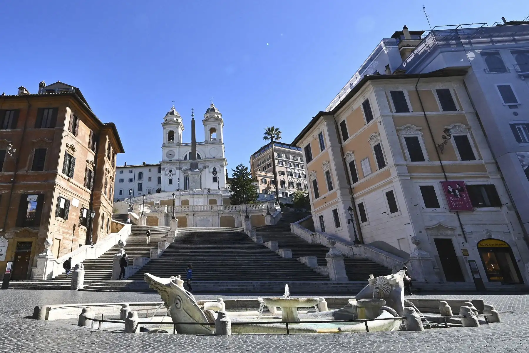 Una vista de la desierta Piazza di Spagna cuando tres cuartas partes de los italianos entraron en un estricto bloqueo para frenar los contagios covid-19. Foto: AFP