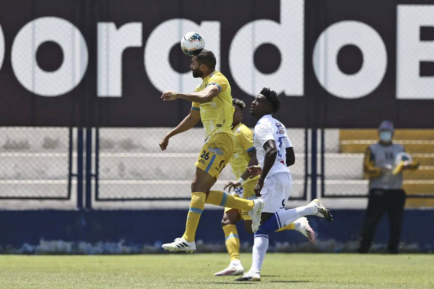 G. Gambetta del club Carlos Stein disputa un balón ante la marca de su rival de Alianza Atlético por la primera fecha de la Liga 1, en el estadio Ivan Elías Moreno. Foto: Liga 1