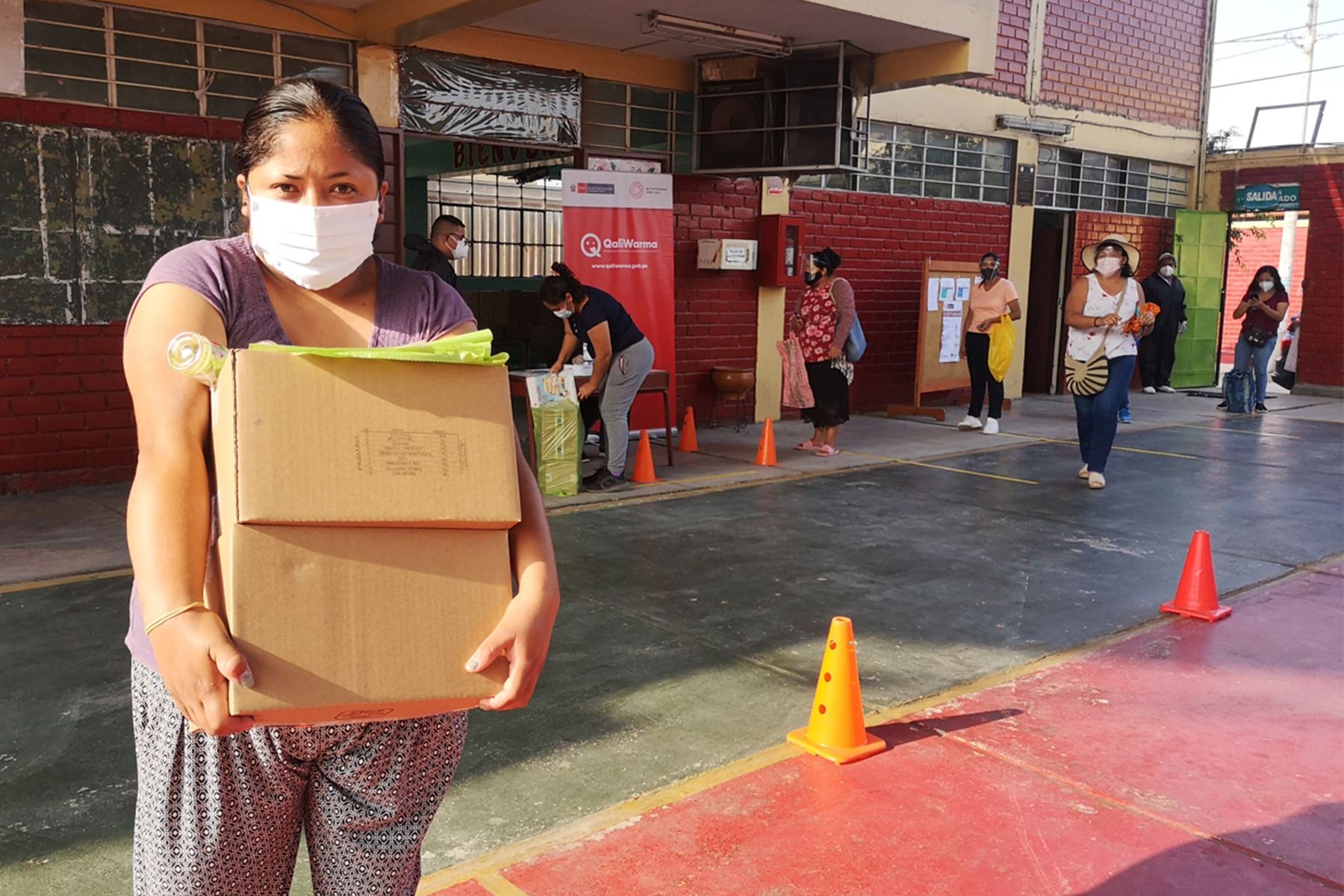 En el distrito de Ate, viceministra de Prestaciones Sociales, Fanny Montellanos, verificó la correcta entrega de productos inocuos y de calidad a los padres de familia. Foto: ANDINA/Midis.