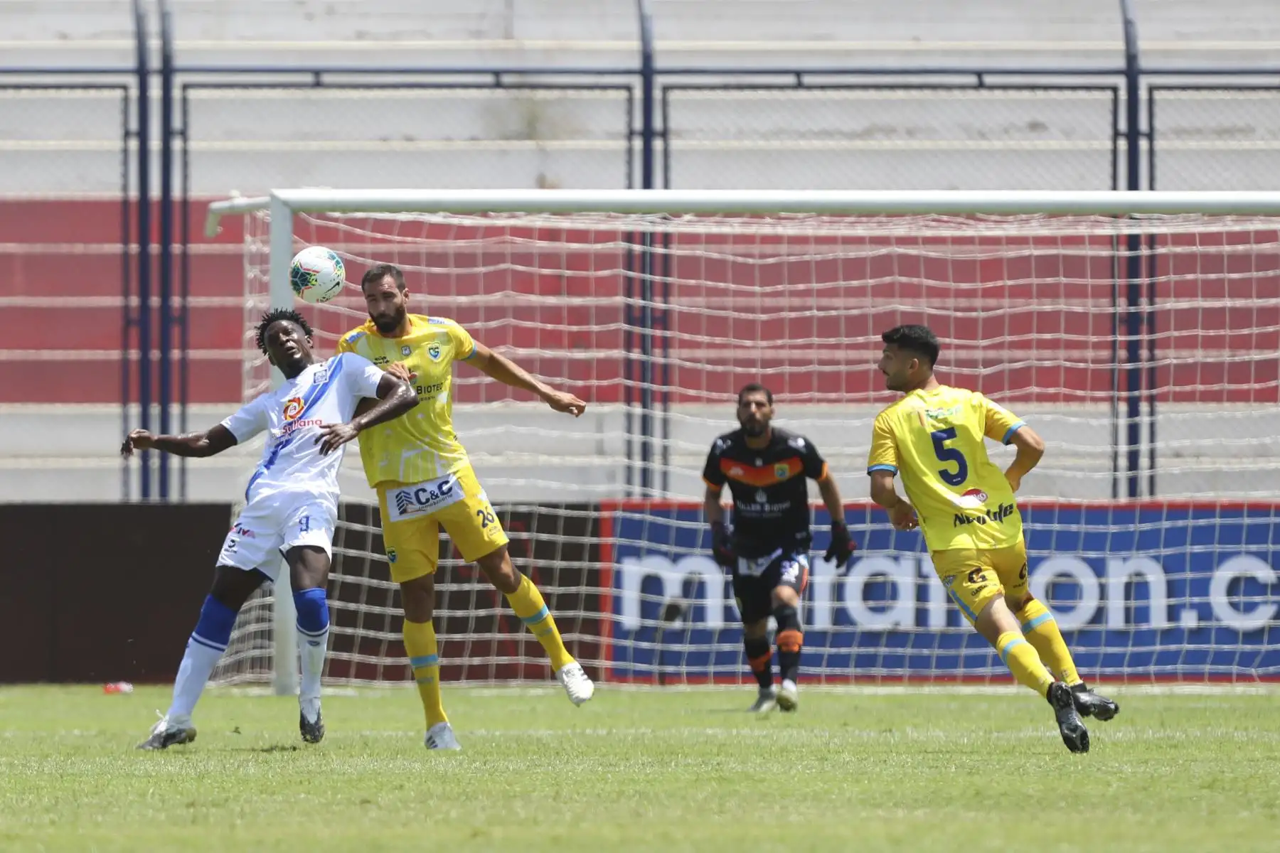 V. Perlaza de Alianza Atlético disputa un balón aéreo ante G. Gambetta durante partido por la primera fecha de la Liga 1, en el estadio Iván Elías Moreno. Foto: Liga 1