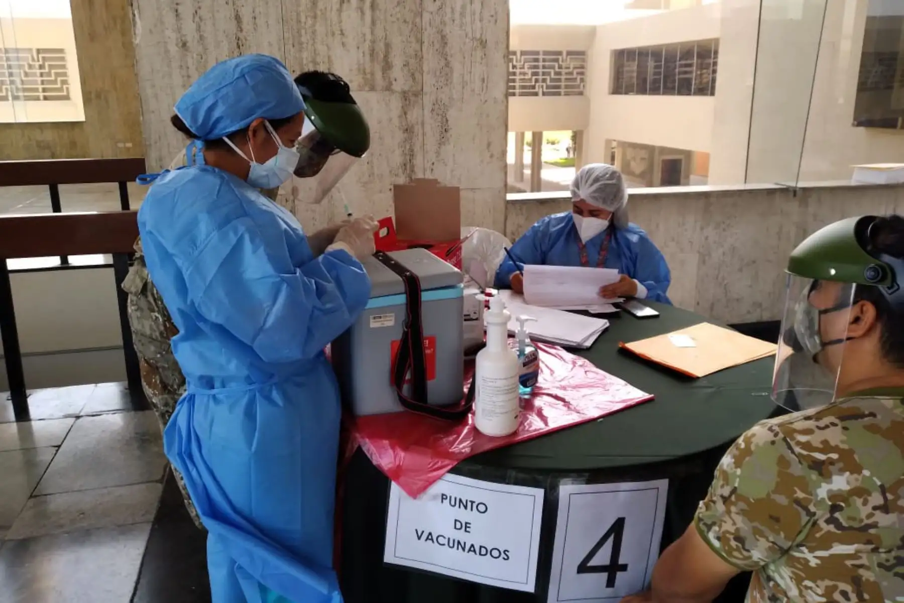 Más de mil soldados, entre oficiales, técnicos y suboficiales, recibieron la inoculación de la primera dosis de la vacuna Pfizer en diferentes puntos de vacunación establecidos por la Institución. Foto: @EjercitoPeru