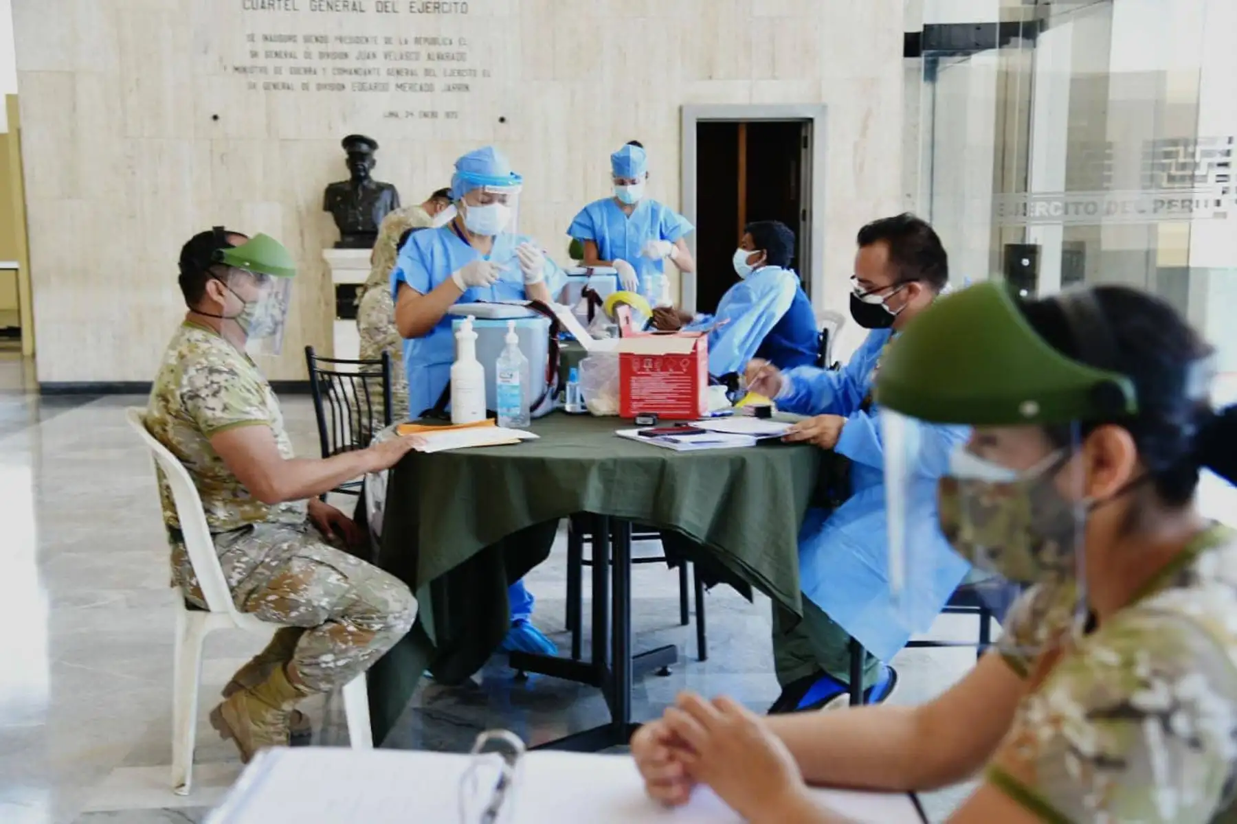 Más de mil soldados, entre oficiales, técnicos y suboficiales, recibieron la inoculación de la primera dosis de la vacuna Pfizer en diferentes puntos de vacunación establecidos por la Institución. Foto: @EjercitoPeru