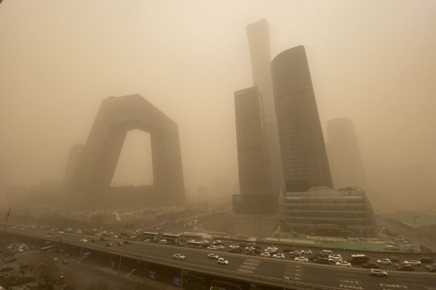 Edificios en el distrito comercial central de Beijing durante una tormenta de arena . Foto. AFP